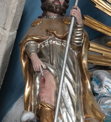 Zdjęcie nr 39: Nastawa ołtarzowa architektoniczna, jednokondygnacyjna, trójosiowa ze zwieńczeniem i z bramkami. Ołtarz prostopadłościenny, drewniany, mensa drewniana z kamiennym portatylem. Antependium w formie leżącego prostokąta ujętego złoconą, profilowaną ramą. W polu obraz malowany olejem na płótnie. W centrum kartusz w kształcie wydłużonego czwórliścia, dekorowany muszlą i wolutami z przedstawieniem pejzażu i widokiem na Golgotę. Po bokach kartusza bujne gałązki kwiatów. Tabernakulum w formie prostopadłościennej skrzynki o wypukłej ścianie frontowej, na profilowanym cokole, zamknięte profilowanym gzymsem, ujęte uszami utworzonymi z liści. Nad drzwiczkami, na gzymsie kartusz z niewielkim krucyfiksem. Powyżej tron wystawienia w formie profilowanej podstawy dekorowanej liśćmi. Na ściance frontowej tabernakulum profilowana rama w kształcie stojącego prostokąta zamkniętego łukiem nadwieszonym, w polu drzwiczki w formie stojącego prostokąta z przedstawieniem kielicha w glorii, powyżej drzwiczek winne grono. 

Nastawa ustawiona na zdwojonym cokole, dekorowanym wijącym się akantem. Osie kondygnacji wydzielone dwiema parami pilastrów oraz ustawionymi ukośnie kolumnami. Podpory dźwigają pełne belkowanie, przerwane nad polem środkowym i wyłamane nad osiami bocznymi, na których skraju ustawiony jest ukośnie przerwany, wolutowy przyczółek. Kolumny o kręconych trzonach, owinięte wicią liści akantu, kapitele korynckie; imposty ustawione pod kątem. W polu środkowym rama w kształcie stojącego prostokąta zamkniętego łukiem półkolistym z obrazem św. Kwiryna. W osiach bocznych płytkie płyciny, zwieńczone konchą z figurami św. Sebastiana po lewej stronie i św. Jana Nepomucena po prawej stronie, ustawionymi na wspornikach. Kondygnacja ujęta jest po bokach szerokimi uszami utworzonymi z liści akantu i karbowanej wstęgi. Fryz nad osiami bocznymi zdobiony kartuszami, we fryzie impostów z dwóch stron rozety; przyłucza osi bocznych dekorowane akantem.

W zwieńczeniu rzeźbiona półpostać Boga Ojca na obłoku z widocznym poniżej fragmentem globu ziemskiego i gołębicą Ducha Świętego; całość ukazana na tle promienistej glorii. Na belkowaniu, na osiach podpór wewnętrznych ustawione są rzeźby: św. Rocha  po lewej stronie i św. Wawrzyńca po prawej, a na zewnętrznych osiach retabulum rzeźby: Karola Boromeusza po lewej stronie i św. Stefana po prawej.

Nastawa ołtarzowa ujęta jest po bokach szerokimi bramkami w kształcie stojących prostokątów z drzwiczkami zamkniętymi półkoliście. Bramki ujęte są pilastrami o kanelowanych trzonach i fantazyjnych kapitelach, wspierających niepełne belkowanie oraz przerwany przyczółek. Nad bramkami ustawione są na cokołach rzeźby: św. Piotra po lewej stronie i św. Pawła po prawej. W polu drzwiczek owalne kartusze z herbem Görgey. W prawym kartuszu opisanym słowami: „BALTHAZAR GÖRGEI SENIOR”. Nad arkadami bramek są muszle, w przyłuczach akant, we fryzie rozety, a przerwany przyczółek dekorowany jest akantem. Struktura w całości polichromowana w odcieniu bladozielonym; ornamentyka, kolumny i profilowania złocone, detale srebrzone.