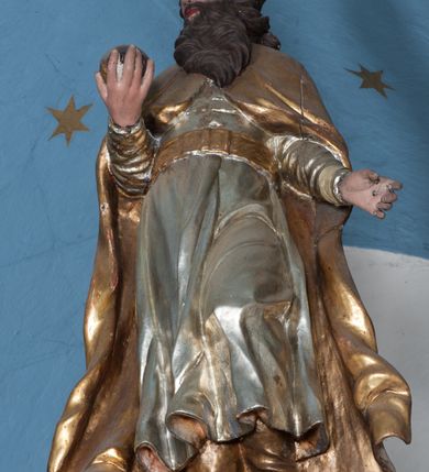 Zdjęcie nr 48: Nastawa ołtarzowa architektoniczna, jednokondygnacyjna, trójosiowa ze zwieńczeniem i z bramkami. Ołtarz prostopadłościenny, drewniany, mensa drewniana z kamiennym portatylem. Antependium w formie leżącego prostokąta ujętego złoconą, profilowaną ramą. W polu obraz malowany olejem na płótnie. W centrum kartusz w kształcie wydłużonego czwórliścia, dekorowany muszlą i wolutami z przedstawieniem pejzażu i widokiem na Golgotę. Po bokach kartusza bujne gałązki kwiatów. Tabernakulum w formie prostopadłościennej skrzynki o wypukłej ścianie frontowej, na profilowanym cokole, zamknięte profilowanym gzymsem, ujęte uszami utworzonymi z liści. Nad drzwiczkami, na gzymsie kartusz z niewielkim krucyfiksem. Powyżej tron wystawienia w formie profilowanej podstawy dekorowanej liśćmi. Na ściance frontowej tabernakulum profilowana rama w kształcie stojącego prostokąta zamkniętego łukiem nadwieszonym, w polu drzwiczki w formie stojącego prostokąta z przedstawieniem kielicha w glorii, powyżej drzwiczek winne grono. 

Nastawa ustawiona na zdwojonym cokole, dekorowanym wijącym się akantem. Osie kondygnacji wydzielone dwiema parami pilastrów oraz ustawionymi ukośnie kolumnami. Podpory dźwigają pełne belkowanie, przerwane nad polem środkowym i wyłamane nad osiami bocznymi, na których skraju ustawiony jest ukośnie przerwany, wolutowy przyczółek. Kolumny o kręconych trzonach, owinięte wicią liści akantu, kapitele korynckie; imposty ustawione pod kątem. W polu środkowym rama w kształcie stojącego prostokąta zamkniętego łukiem półkolistym z obrazem św. Kwiryna. W osiach bocznych płytkie płyciny, zwieńczone konchą z figurami św. Sebastiana po lewej stronie i św. Jana Nepomucena po prawej stronie, ustawionymi na wspornikach. Kondygnacja ujęta jest po bokach szerokimi uszami utworzonymi z liści akantu i karbowanej wstęgi. Fryz nad osiami bocznymi zdobiony kartuszami, we fryzie impostów z dwóch stron rozety; przyłucza osi bocznych dekorowane akantem.

W zwieńczeniu rzeźbiona półpostać Boga Ojca na obłoku z widocznym poniżej fragmentem globu ziemskiego i gołębicą Ducha Świętego; całość ukazana na tle promienistej glorii. Na belkowaniu, na osiach podpór wewnętrznych ustawione są rzeźby: św. Rocha  po lewej stronie i św. Wawrzyńca po prawej, a na zewnętrznych osiach retabulum rzeźby: Karola Boromeusza po lewej stronie i św. Stefana po prawej.

Nastawa ołtarzowa ujęta jest po bokach szerokimi bramkami w kształcie stojących prostokątów z drzwiczkami zamkniętymi półkoliście. Bramki ujęte są pilastrami o kanelowanych trzonach i fantazyjnych kapitelach, wspierających niepełne belkowanie oraz przerwany przyczółek. Nad bramkami ustawione są na cokołach rzeźby: św. Piotra po lewej stronie i św. Pawła po prawej. W polu drzwiczek owalne kartusze z herbem Görgey. W prawym kartuszu opisanym słowami: „BALTHAZAR GÖRGEI SENIOR”. Nad arkadami bramek są muszle, w przyłuczach akant, we fryzie rozety, a przerwany przyczółek dekorowany jest akantem. Struktura w całości polichromowana w odcieniu bladozielonym; ornamentyka, kolumny i profilowania złocone, detale srebrzone.