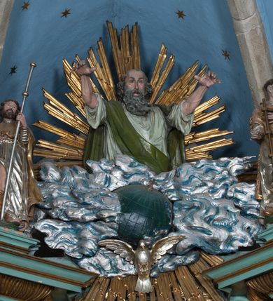 Zdjęcie nr 46: Nastawa ołtarzowa architektoniczna, jednokondygnacyjna, trójosiowa ze zwieńczeniem i z bramkami. Ołtarz prostopadłościenny, drewniany, mensa drewniana z kamiennym portatylem. Antependium w formie leżącego prostokąta ujętego złoconą, profilowaną ramą. W polu obraz malowany olejem na płótnie. W centrum kartusz w kształcie wydłużonego czwórliścia, dekorowany muszlą i wolutami z przedstawieniem pejzażu i widokiem na Golgotę. Po bokach kartusza bujne gałązki kwiatów. Tabernakulum w formie prostopadłościennej skrzynki o wypukłej ścianie frontowej, na profilowanym cokole, zamknięte profilowanym gzymsem, ujęte uszami utworzonymi z liści. Nad drzwiczkami, na gzymsie kartusz z niewielkim krucyfiksem. Powyżej tron wystawienia w formie profilowanej podstawy dekorowanej liśćmi. Na ściance frontowej tabernakulum profilowana rama w kształcie stojącego prostokąta zamkniętego łukiem nadwieszonym, w polu drzwiczki w formie stojącego prostokąta z przedstawieniem kielicha w glorii, powyżej drzwiczek winne grono. 

Nastawa ustawiona na zdwojonym cokole, dekorowanym wijącym się akantem. Osie kondygnacji wydzielone dwiema parami pilastrów oraz ustawionymi ukośnie kolumnami. Podpory dźwigają pełne belkowanie, przerwane nad polem środkowym i wyłamane nad osiami bocznymi, na których skraju ustawiony jest ukośnie przerwany, wolutowy przyczółek. Kolumny o kręconych trzonach, owinięte wicią liści akantu, kapitele korynckie; imposty ustawione pod kątem. W polu środkowym rama w kształcie stojącego prostokąta zamkniętego łukiem półkolistym z obrazem św. Kwiryna. W osiach bocznych płytkie płyciny, zwieńczone konchą z figurami św. Sebastiana po lewej stronie i św. Jana Nepomucena po prawej stronie, ustawionymi na wspornikach. Kondygnacja ujęta jest po bokach szerokimi uszami utworzonymi z liści akantu i karbowanej wstęgi. Fryz nad osiami bocznymi zdobiony kartuszami, we fryzie impostów z dwóch stron rozety; przyłucza osi bocznych dekorowane akantem.

W zwieńczeniu rzeźbiona półpostać Boga Ojca na obłoku z widocznym poniżej fragmentem globu ziemskiego i gołębicą Ducha Świętego; całość ukazana na tle promienistej glorii. Na belkowaniu, na osiach podpór wewnętrznych ustawione są rzeźby: św. Rocha  po lewej stronie i św. Wawrzyńca po prawej, a na zewnętrznych osiach retabulum rzeźby: Karola Boromeusza po lewej stronie i św. Stefana po prawej.

Nastawa ołtarzowa ujęta jest po bokach szerokimi bramkami w kształcie stojących prostokątów z drzwiczkami zamkniętymi półkoliście. Bramki ujęte są pilastrami o kanelowanych trzonach i fantazyjnych kapitelach, wspierających niepełne belkowanie oraz przerwany przyczółek. Nad bramkami ustawione są na cokołach rzeźby: św. Piotra po lewej stronie i św. Pawła po prawej. W polu drzwiczek owalne kartusze z herbem Görgey. W prawym kartuszu opisanym słowami: „BALTHAZAR GÖRGEI SENIOR”. Nad arkadami bramek są muszle, w przyłuczach akant, we fryzie rozety, a przerwany przyczółek dekorowany jest akantem. Struktura w całości polichromowana w odcieniu bladozielonym; ornamentyka, kolumny i profilowania złocone, detale srebrzone.