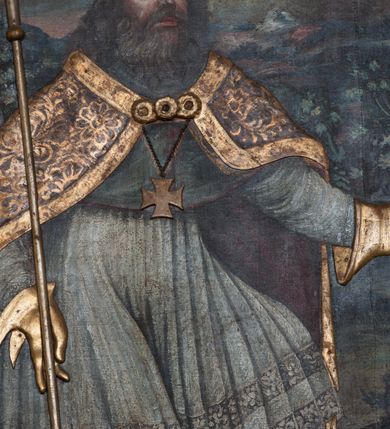 Zdjęcie nr 7: Nastawa ołtarzowa architektoniczna, jednokondygnacyjna, trójosiowa ze zwieńczeniem i z bramkami. Ołtarz prostopadłościenny, drewniany, mensa drewniana z kamiennym portatylem. Antependium w formie leżącego prostokąta ujętego złoconą, profilowaną ramą. W polu obraz malowany olejem na płótnie. W centrum kartusz w kształcie wydłużonego czwórliścia, dekorowany muszlą i wolutami z przedstawieniem pejzażu i widokiem na Golgotę. Po bokach kartusza bujne gałązki kwiatów. Tabernakulum w formie prostopadłościennej skrzynki o wypukłej ścianie frontowej, na profilowanym cokole, zamknięte profilowanym gzymsem, ujęte uszami utworzonymi z liści. Nad drzwiczkami, na gzymsie kartusz z niewielkim krucyfiksem. Powyżej tron wystawienia w formie profilowanej podstawy dekorowanej liśćmi. Na ściance frontowej tabernakulum profilowana rama w kształcie stojącego prostokąta zamkniętego łukiem nadwieszonym, w polu drzwiczki w formie stojącego prostokąta z przedstawieniem kielicha w glorii, powyżej drzwiczek winne grono. 

Nastawa ustawiona na zdwojonym cokole, dekorowanym wijącym się akantem. Osie kondygnacji wydzielone dwiema parami pilastrów oraz ustawionymi ukośnie kolumnami. Podpory dźwigają pełne belkowanie, przerwane nad polem środkowym i wyłamane nad osiami bocznymi, na których skraju ustawiony jest ukośnie przerwany, wolutowy przyczółek. Kolumny o kręconych trzonach, owinięte wicią liści akantu, kapitele korynckie; imposty ustawione pod kątem. W polu środkowym rama w kształcie stojącego prostokąta zamkniętego łukiem półkolistym z obrazem św. Kwiryna. W osiach bocznych płytkie płyciny, zwieńczone konchą z figurami św. Sebastiana po lewej stronie i św. Jana Nepomucena po prawej stronie, ustawionymi na wspornikach. Kondygnacja ujęta jest po bokach szerokimi uszami utworzonymi z liści akantu i karbowanej wstęgi. Fryz nad osiami bocznymi zdobiony kartuszami, we fryzie impostów z dwóch stron rozety; przyłucza osi bocznych dekorowane akantem.

W zwieńczeniu rzeźbiona półpostać Boga Ojca na obłoku z widocznym poniżej fragmentem globu ziemskiego i gołębicą Ducha Świętego; całość ukazana na tle promienistej glorii. Na belkowaniu, na osiach podpór wewnętrznych ustawione są rzeźby: św. Rocha  po lewej stronie i św. Wawrzyńca po prawej, a na zewnętrznych osiach retabulum rzeźby: Karola Boromeusza po lewej stronie i św. Stefana po prawej.

Nastawa ołtarzowa ujęta jest po bokach szerokimi bramkami w kształcie stojących prostokątów z drzwiczkami zamkniętymi półkoliście. Bramki ujęte są pilastrami o kanelowanych trzonach i fantazyjnych kapitelach, wspierających niepełne belkowanie oraz przerwany przyczółek. Nad bramkami ustawione są na cokołach rzeźby: św. Piotra po lewej stronie i św. Pawła po prawej. W polu drzwiczek owalne kartusze z herbem Görgey. W prawym kartuszu opisanym słowami: „BALTHAZAR GÖRGEI SENIOR”. Nad arkadami bramek są muszle, w przyłuczach akant, we fryzie rozety, a przerwany przyczółek dekorowany jest akantem. Struktura w całości polichromowana w odcieniu bladozielonym; ornamentyka, kolumny i profilowania złocone, detale srebrzone.