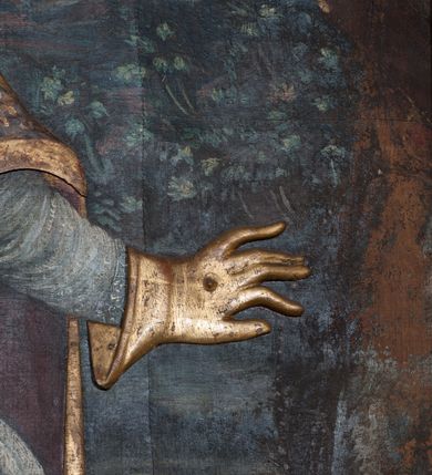 Zdjęcie nr 9: Nastawa ołtarzowa architektoniczna, jednokondygnacyjna, trójosiowa ze zwieńczeniem i z bramkami. Ołtarz prostopadłościenny, drewniany, mensa drewniana z kamiennym portatylem. Antependium w formie leżącego prostokąta ujętego złoconą, profilowaną ramą. W polu obraz malowany olejem na płótnie. W centrum kartusz w kształcie wydłużonego czwórliścia, dekorowany muszlą i wolutami z przedstawieniem pejzażu i widokiem na Golgotę. Po bokach kartusza bujne gałązki kwiatów. Tabernakulum w formie prostopadłościennej skrzynki o wypukłej ścianie frontowej, na profilowanym cokole, zamknięte profilowanym gzymsem, ujęte uszami utworzonymi z liści. Nad drzwiczkami, na gzymsie kartusz z niewielkim krucyfiksem. Powyżej tron wystawienia w formie profilowanej podstawy dekorowanej liśćmi. Na ściance frontowej tabernakulum profilowana rama w kształcie stojącego prostokąta zamkniętego łukiem nadwieszonym, w polu drzwiczki w formie stojącego prostokąta z przedstawieniem kielicha w glorii, powyżej drzwiczek winne grono. 

Nastawa ustawiona na zdwojonym cokole, dekorowanym wijącym się akantem. Osie kondygnacji wydzielone dwiema parami pilastrów oraz ustawionymi ukośnie kolumnami. Podpory dźwigają pełne belkowanie, przerwane nad polem środkowym i wyłamane nad osiami bocznymi, na których skraju ustawiony jest ukośnie przerwany, wolutowy przyczółek. Kolumny o kręconych trzonach, owinięte wicią liści akantu, kapitele korynckie; imposty ustawione pod kątem. W polu środkowym rama w kształcie stojącego prostokąta zamkniętego łukiem półkolistym z obrazem św. Kwiryna. W osiach bocznych płytkie płyciny, zwieńczone konchą z figurami św. Sebastiana po lewej stronie i św. Jana Nepomucena po prawej stronie, ustawionymi na wspornikach. Kondygnacja ujęta jest po bokach szerokimi uszami utworzonymi z liści akantu i karbowanej wstęgi. Fryz nad osiami bocznymi zdobiony kartuszami, we fryzie impostów z dwóch stron rozety; przyłucza osi bocznych dekorowane akantem.

W zwieńczeniu rzeźbiona półpostać Boga Ojca na obłoku z widocznym poniżej fragmentem globu ziemskiego i gołębicą Ducha Świętego; całość ukazana na tle promienistej glorii. Na belkowaniu, na osiach podpór wewnętrznych ustawione są rzeźby: św. Rocha  po lewej stronie i św. Wawrzyńca po prawej, a na zewnętrznych osiach retabulum rzeźby: Karola Boromeusza po lewej stronie i św. Stefana po prawej.

Nastawa ołtarzowa ujęta jest po bokach szerokimi bramkami w kształcie stojących prostokątów z drzwiczkami zamkniętymi półkoliście. Bramki ujęte są pilastrami o kanelowanych trzonach i fantazyjnych kapitelach, wspierających niepełne belkowanie oraz przerwany przyczółek. Nad bramkami ustawione są na cokołach rzeźby: św. Piotra po lewej stronie i św. Pawła po prawej. W polu drzwiczek owalne kartusze z herbem Görgey. W prawym kartuszu opisanym słowami: „BALTHAZAR GÖRGEI SENIOR”. Nad arkadami bramek są muszle, w przyłuczach akant, we fryzie rozety, a przerwany przyczółek dekorowany jest akantem. Struktura w całości polichromowana w odcieniu bladozielonym; ornamentyka, kolumny i profilowania złocone, detale srebrzone.