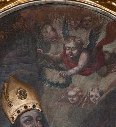 Zdjęcie nr 10: Nastawa ołtarzowa architektoniczna, jednokondygnacyjna, trójosiowa ze zwieńczeniem i z bramkami. Ołtarz prostopadłościenny, drewniany, mensa drewniana z kamiennym portatylem. Antependium w formie leżącego prostokąta ujętego złoconą, profilowaną ramą. W polu obraz malowany olejem na płótnie. W centrum kartusz w kształcie wydłużonego czwórliścia, dekorowany muszlą i wolutami z przedstawieniem pejzażu i widokiem na Golgotę. Po bokach kartusza bujne gałązki kwiatów. Tabernakulum w formie prostopadłościennej skrzynki o wypukłej ścianie frontowej, na profilowanym cokole, zamknięte profilowanym gzymsem, ujęte uszami utworzonymi z liści. Nad drzwiczkami, na gzymsie kartusz z niewielkim krucyfiksem. Powyżej tron wystawienia w formie profilowanej podstawy dekorowanej liśćmi. Na ściance frontowej tabernakulum profilowana rama w kształcie stojącego prostokąta zamkniętego łukiem nadwieszonym, w polu drzwiczki w formie stojącego prostokąta z przedstawieniem kielicha w glorii, powyżej drzwiczek winne grono. 

Nastawa ustawiona na zdwojonym cokole, dekorowanym wijącym się akantem. Osie kondygnacji wydzielone dwiema parami pilastrów oraz ustawionymi ukośnie kolumnami. Podpory dźwigają pełne belkowanie, przerwane nad polem środkowym i wyłamane nad osiami bocznymi, na których skraju ustawiony jest ukośnie przerwany, wolutowy przyczółek. Kolumny o kręconych trzonach, owinięte wicią liści akantu, kapitele korynckie; imposty ustawione pod kątem. W polu środkowym rama w kształcie stojącego prostokąta zamkniętego łukiem półkolistym z obrazem św. Kwiryna. W osiach bocznych płytkie płyciny, zwieńczone konchą z figurami św. Sebastiana po lewej stronie i św. Jana Nepomucena po prawej stronie, ustawionymi na wspornikach. Kondygnacja ujęta jest po bokach szerokimi uszami utworzonymi z liści akantu i karbowanej wstęgi. Fryz nad osiami bocznymi zdobiony kartuszami, we fryzie impostów z dwóch stron rozety; przyłucza osi bocznych dekorowane akantem.

W zwieńczeniu rzeźbiona półpostać Boga Ojca na obłoku z widocznym poniżej fragmentem globu ziemskiego i gołębicą Ducha Świętego; całość ukazana na tle promienistej glorii. Na belkowaniu, na osiach podpór wewnętrznych ustawione są rzeźby: św. Rocha  po lewej stronie i św. Wawrzyńca po prawej, a na zewnętrznych osiach retabulum rzeźby: Karola Boromeusza po lewej stronie i św. Stefana po prawej.

Nastawa ołtarzowa ujęta jest po bokach szerokimi bramkami w kształcie stojących prostokątów z drzwiczkami zamkniętymi półkoliście. Bramki ujęte są pilastrami o kanelowanych trzonach i fantazyjnych kapitelach, wspierających niepełne belkowanie oraz przerwany przyczółek. Nad bramkami ustawione są na cokołach rzeźby: św. Piotra po lewej stronie i św. Pawła po prawej. W polu drzwiczek owalne kartusze z herbem Görgey. W prawym kartuszu opisanym słowami: „BALTHAZAR GÖRGEI SENIOR”. Nad arkadami bramek są muszle, w przyłuczach akant, we fryzie rozety, a przerwany przyczółek dekorowany jest akantem. Struktura w całości polichromowana w odcieniu bladozielonym; ornamentyka, kolumny i profilowania złocone, detale srebrzone.