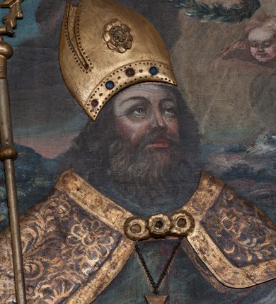 Zdjęcie nr 6: Nastawa ołtarzowa architektoniczna, jednokondygnacyjna, trójosiowa ze zwieńczeniem i z bramkami. Ołtarz prostopadłościenny, drewniany, mensa drewniana z kamiennym portatylem. Antependium w formie leżącego prostokąta ujętego złoconą, profilowaną ramą. W polu obraz malowany olejem na płótnie. W centrum kartusz w kształcie wydłużonego czwórliścia, dekorowany muszlą i wolutami z przedstawieniem pejzażu i widokiem na Golgotę. Po bokach kartusza bujne gałązki kwiatów. Tabernakulum w formie prostopadłościennej skrzynki o wypukłej ścianie frontowej, na profilowanym cokole, zamknięte profilowanym gzymsem, ujęte uszami utworzonymi z liści. Nad drzwiczkami, na gzymsie kartusz z niewielkim krucyfiksem. Powyżej tron wystawienia w formie profilowanej podstawy dekorowanej liśćmi. Na ściance frontowej tabernakulum profilowana rama w kształcie stojącego prostokąta zamkniętego łukiem nadwieszonym, w polu drzwiczki w formie stojącego prostokąta z przedstawieniem kielicha w glorii, powyżej drzwiczek winne grono. 

Nastawa ustawiona na zdwojonym cokole, dekorowanym wijącym się akantem. Osie kondygnacji wydzielone dwiema parami pilastrów oraz ustawionymi ukośnie kolumnami. Podpory dźwigają pełne belkowanie, przerwane nad polem środkowym i wyłamane nad osiami bocznymi, na których skraju ustawiony jest ukośnie przerwany, wolutowy przyczółek. Kolumny o kręconych trzonach, owinięte wicią liści akantu, kapitele korynckie; imposty ustawione pod kątem. W polu środkowym rama w kształcie stojącego prostokąta zamkniętego łukiem półkolistym z obrazem św. Kwiryna. W osiach bocznych płytkie płyciny, zwieńczone konchą z figurami św. Sebastiana po lewej stronie i św. Jana Nepomucena po prawej stronie, ustawionymi na wspornikach. Kondygnacja ujęta jest po bokach szerokimi uszami utworzonymi z liści akantu i karbowanej wstęgi. Fryz nad osiami bocznymi zdobiony kartuszami, we fryzie impostów z dwóch stron rozety; przyłucza osi bocznych dekorowane akantem.

W zwieńczeniu rzeźbiona półpostać Boga Ojca na obłoku z widocznym poniżej fragmentem globu ziemskiego i gołębicą Ducha Świętego; całość ukazana na tle promienistej glorii. Na belkowaniu, na osiach podpór wewnętrznych ustawione są rzeźby: św. Rocha  po lewej stronie i św. Wawrzyńca po prawej, a na zewnętrznych osiach retabulum rzeźby: Karola Boromeusza po lewej stronie i św. Stefana po prawej.

Nastawa ołtarzowa ujęta jest po bokach szerokimi bramkami w kształcie stojących prostokątów z drzwiczkami zamkniętymi półkoliście. Bramki ujęte są pilastrami o kanelowanych trzonach i fantazyjnych kapitelach, wspierających niepełne belkowanie oraz przerwany przyczółek. Nad bramkami ustawione są na cokołach rzeźby: św. Piotra po lewej stronie i św. Pawła po prawej. W polu drzwiczek owalne kartusze z herbem Görgey. W prawym kartuszu opisanym słowami: „BALTHAZAR GÖRGEI SENIOR”. Nad arkadami bramek są muszle, w przyłuczach akant, we fryzie rozety, a przerwany przyczółek dekorowany jest akantem. Struktura w całości polichromowana w odcieniu bladozielonym; ornamentyka, kolumny i profilowania złocone, detale srebrzone.