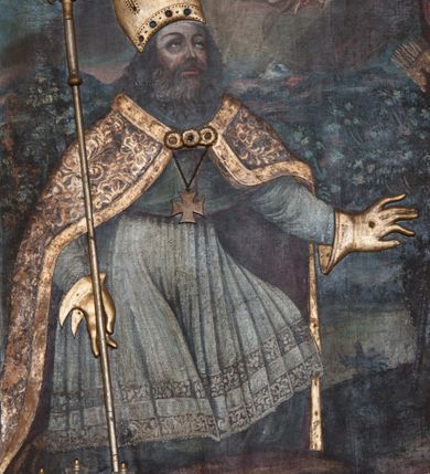 Zdjęcie nr 4: Nastawa ołtarzowa architektoniczna, jednokondygnacyjna, trójosiowa ze zwieńczeniem i z bramkami. Ołtarz prostopadłościenny, drewniany, mensa drewniana z kamiennym portatylem. Antependium w formie leżącego prostokąta ujętego złoconą, profilowaną ramą. W polu obraz malowany olejem na płótnie. W centrum kartusz w kształcie wydłużonego czwórliścia, dekorowany muszlą i wolutami z przedstawieniem pejzażu i widokiem na Golgotę. Po bokach kartusza bujne gałązki kwiatów. Tabernakulum w formie prostopadłościennej skrzynki o wypukłej ścianie frontowej, na profilowanym cokole, zamknięte profilowanym gzymsem, ujęte uszami utworzonymi z liści. Nad drzwiczkami, na gzymsie kartusz z niewielkim krucyfiksem. Powyżej tron wystawienia w formie profilowanej podstawy dekorowanej liśćmi. Na ściance frontowej tabernakulum profilowana rama w kształcie stojącego prostokąta zamkniętego łukiem nadwieszonym, w polu drzwiczki w formie stojącego prostokąta z przedstawieniem kielicha w glorii, powyżej drzwiczek winne grono. 

Nastawa ustawiona na zdwojonym cokole, dekorowanym wijącym się akantem. Osie kondygnacji wydzielone dwiema parami pilastrów oraz ustawionymi ukośnie kolumnami. Podpory dźwigają pełne belkowanie, przerwane nad polem środkowym i wyłamane nad osiami bocznymi, na których skraju ustawiony jest ukośnie przerwany, wolutowy przyczółek. Kolumny o kręconych trzonach, owinięte wicią liści akantu, kapitele korynckie; imposty ustawione pod kątem. W polu środkowym rama w kształcie stojącego prostokąta zamkniętego łukiem półkolistym z obrazem św. Kwiryna. W osiach bocznych płytkie płyciny, zwieńczone konchą z figurami św. Sebastiana po lewej stronie i św. Jana Nepomucena po prawej stronie, ustawionymi na wspornikach. Kondygnacja ujęta jest po bokach szerokimi uszami utworzonymi z liści akantu i karbowanej wstęgi. Fryz nad osiami bocznymi zdobiony kartuszami, we fryzie impostów z dwóch stron rozety; przyłucza osi bocznych dekorowane akantem.

W zwieńczeniu rzeźbiona półpostać Boga Ojca na obłoku z widocznym poniżej fragmentem globu ziemskiego i gołębicą Ducha Świętego; całość ukazana na tle promienistej glorii. Na belkowaniu, na osiach podpór wewnętrznych ustawione są rzeźby: św. Rocha  po lewej stronie i św. Wawrzyńca po prawej, a na zewnętrznych osiach retabulum rzeźby: Karola Boromeusza po lewej stronie i św. Stefana po prawej.

Nastawa ołtarzowa ujęta jest po bokach szerokimi bramkami w kształcie stojących prostokątów z drzwiczkami zamkniętymi półkoliście. Bramki ujęte są pilastrami o kanelowanych trzonach i fantazyjnych kapitelach, wspierających niepełne belkowanie oraz przerwany przyczółek. Nad bramkami ustawione są na cokołach rzeźby: św. Piotra po lewej stronie i św. Pawła po prawej. W polu drzwiczek owalne kartusze z herbem Görgey. W prawym kartuszu opisanym słowami: „BALTHAZAR GÖRGEI SENIOR”. Nad arkadami bramek są muszle, w przyłuczach akant, we fryzie rozety, a przerwany przyczółek dekorowany jest akantem. Struktura w całości polichromowana w odcieniu bladozielonym; ornamentyka, kolumny i profilowania złocone, detale srebrzone.