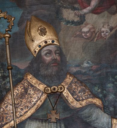 Zdjęcie nr 5: Nastawa ołtarzowa architektoniczna, jednokondygnacyjna, trójosiowa ze zwieńczeniem i z bramkami. Ołtarz prostopadłościenny, drewniany, mensa drewniana z kamiennym portatylem. Antependium w formie leżącego prostokąta ujętego złoconą, profilowaną ramą. W polu obraz malowany olejem na płótnie. W centrum kartusz w kształcie wydłużonego czwórliścia, dekorowany muszlą i wolutami z przedstawieniem pejzażu i widokiem na Golgotę. Po bokach kartusza bujne gałązki kwiatów. Tabernakulum w formie prostopadłościennej skrzynki o wypukłej ścianie frontowej, na profilowanym cokole, zamknięte profilowanym gzymsem, ujęte uszami utworzonymi z liści. Nad drzwiczkami, na gzymsie kartusz z niewielkim krucyfiksem. Powyżej tron wystawienia w formie profilowanej podstawy dekorowanej liśćmi. Na ściance frontowej tabernakulum profilowana rama w kształcie stojącego prostokąta zamkniętego łukiem nadwieszonym, w polu drzwiczki w formie stojącego prostokąta z przedstawieniem kielicha w glorii, powyżej drzwiczek winne grono. 

Nastawa ustawiona na zdwojonym cokole, dekorowanym wijącym się akantem. Osie kondygnacji wydzielone dwiema parami pilastrów oraz ustawionymi ukośnie kolumnami. Podpory dźwigają pełne belkowanie, przerwane nad polem środkowym i wyłamane nad osiami bocznymi, na których skraju ustawiony jest ukośnie przerwany, wolutowy przyczółek. Kolumny o kręconych trzonach, owinięte wicią liści akantu, kapitele korynckie; imposty ustawione pod kątem. W polu środkowym rama w kształcie stojącego prostokąta zamkniętego łukiem półkolistym z obrazem św. Kwiryna. W osiach bocznych płytkie płyciny, zwieńczone konchą z figurami św. Sebastiana po lewej stronie i św. Jana Nepomucena po prawej stronie, ustawionymi na wspornikach. Kondygnacja ujęta jest po bokach szerokimi uszami utworzonymi z liści akantu i karbowanej wstęgi. Fryz nad osiami bocznymi zdobiony kartuszami, we fryzie impostów z dwóch stron rozety; przyłucza osi bocznych dekorowane akantem.

W zwieńczeniu rzeźbiona półpostać Boga Ojca na obłoku z widocznym poniżej fragmentem globu ziemskiego i gołębicą Ducha Świętego; całość ukazana na tle promienistej glorii. Na belkowaniu, na osiach podpór wewnętrznych ustawione są rzeźby: św. Rocha  po lewej stronie i św. Wawrzyńca po prawej, a na zewnętrznych osiach retabulum rzeźby: Karola Boromeusza po lewej stronie i św. Stefana po prawej.

Nastawa ołtarzowa ujęta jest po bokach szerokimi bramkami w kształcie stojących prostokątów z drzwiczkami zamkniętymi półkoliście. Bramki ujęte są pilastrami o kanelowanych trzonach i fantazyjnych kapitelach, wspierających niepełne belkowanie oraz przerwany przyczółek. Nad bramkami ustawione są na cokołach rzeźby: św. Piotra po lewej stronie i św. Pawła po prawej. W polu drzwiczek owalne kartusze z herbem Görgey. W prawym kartuszu opisanym słowami: „BALTHAZAR GÖRGEI SENIOR”. Nad arkadami bramek są muszle, w przyłuczach akant, we fryzie rozety, a przerwany przyczółek dekorowany jest akantem. Struktura w całości polichromowana w odcieniu bladozielonym; ornamentyka, kolumny i profilowania złocone, detale srebrzone.