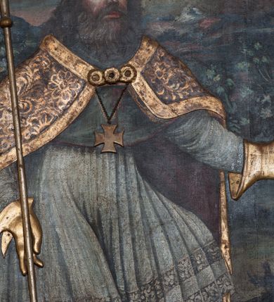 Zdjęcie nr 8: Nastawa ołtarzowa architektoniczna, jednokondygnacyjna, trójosiowa ze zwieńczeniem i z bramkami. Ołtarz prostopadłościenny, drewniany, mensa drewniana z kamiennym portatylem. Antependium w formie leżącego prostokąta ujętego złoconą, profilowaną ramą. W polu obraz malowany olejem na płótnie. W centrum kartusz w kształcie wydłużonego czwórliścia, dekorowany muszlą i wolutami z przedstawieniem pejzażu i widokiem na Golgotę. Po bokach kartusza bujne gałązki kwiatów. Tabernakulum w formie prostopadłościennej skrzynki o wypukłej ścianie frontowej, na profilowanym cokole, zamknięte profilowanym gzymsem, ujęte uszami utworzonymi z liści. Nad drzwiczkami, na gzymsie kartusz z niewielkim krucyfiksem. Powyżej tron wystawienia w formie profilowanej podstawy dekorowanej liśćmi. Na ściance frontowej tabernakulum profilowana rama w kształcie stojącego prostokąta zamkniętego łukiem nadwieszonym, w polu drzwiczki w formie stojącego prostokąta z przedstawieniem kielicha w glorii, powyżej drzwiczek winne grono. 

Nastawa ustawiona na zdwojonym cokole, dekorowanym wijącym się akantem. Osie kondygnacji wydzielone dwiema parami pilastrów oraz ustawionymi ukośnie kolumnami. Podpory dźwigają pełne belkowanie, przerwane nad polem środkowym i wyłamane nad osiami bocznymi, na których skraju ustawiony jest ukośnie przerwany, wolutowy przyczółek. Kolumny o kręconych trzonach, owinięte wicią liści akantu, kapitele korynckie; imposty ustawione pod kątem. W polu środkowym rama w kształcie stojącego prostokąta zamkniętego łukiem półkolistym z obrazem św. Kwiryna. W osiach bocznych płytkie płyciny, zwieńczone konchą z figurami św. Sebastiana po lewej stronie i św. Jana Nepomucena po prawej stronie, ustawionymi na wspornikach. Kondygnacja ujęta jest po bokach szerokimi uszami utworzonymi z liści akantu i karbowanej wstęgi. Fryz nad osiami bocznymi zdobiony kartuszami, we fryzie impostów z dwóch stron rozety; przyłucza osi bocznych dekorowane akantem.

W zwieńczeniu rzeźbiona półpostać Boga Ojca na obłoku z widocznym poniżej fragmentem globu ziemskiego i gołębicą Ducha Świętego; całość ukazana na tle promienistej glorii. Na belkowaniu, na osiach podpór wewnętrznych ustawione są rzeźby: św. Rocha  po lewej stronie i św. Wawrzyńca po prawej, a na zewnętrznych osiach retabulum rzeźby: Karola Boromeusza po lewej stronie i św. Stefana po prawej.

Nastawa ołtarzowa ujęta jest po bokach szerokimi bramkami w kształcie stojących prostokątów z drzwiczkami zamkniętymi półkoliście. Bramki ujęte są pilastrami o kanelowanych trzonach i fantazyjnych kapitelach, wspierających niepełne belkowanie oraz przerwany przyczółek. Nad bramkami ustawione są na cokołach rzeźby: św. Piotra po lewej stronie i św. Pawła po prawej. W polu drzwiczek owalne kartusze z herbem Görgey. W prawym kartuszu opisanym słowami: „BALTHAZAR GÖRGEI SENIOR”. Nad arkadami bramek są muszle, w przyłuczach akant, we fryzie rozety, a przerwany przyczółek dekorowany jest akantem. Struktura w całości polichromowana w odcieniu bladozielonym; ornamentyka, kolumny i profilowania złocone, detale srebrzone.