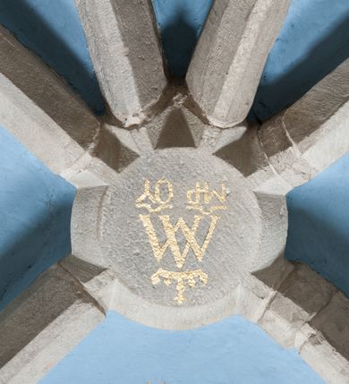 Zdjęcie nr 50: Nastawa ołtarzowa architektoniczna, jednokondygnacyjna, trójosiowa ze zwieńczeniem i z bramkami. Ołtarz prostopadłościenny, drewniany, mensa drewniana z kamiennym portatylem. Antependium w formie leżącego prostokąta ujętego złoconą, profilowaną ramą. W polu obraz malowany olejem na płótnie. W centrum kartusz w kształcie wydłużonego czwórliścia, dekorowany muszlą i wolutami z przedstawieniem pejzażu i widokiem na Golgotę. Po bokach kartusza bujne gałązki kwiatów. Tabernakulum w formie prostopadłościennej skrzynki o wypukłej ścianie frontowej, na profilowanym cokole, zamknięte profilowanym gzymsem, ujęte uszami utworzonymi z liści. Nad drzwiczkami, na gzymsie kartusz z niewielkim krucyfiksem. Powyżej tron wystawienia w formie profilowanej podstawy dekorowanej liśćmi. Na ściance frontowej tabernakulum profilowana rama w kształcie stojącego prostokąta zamkniętego łukiem nadwieszonym, w polu drzwiczki w formie stojącego prostokąta z przedstawieniem kielicha w glorii, powyżej drzwiczek winne grono. 

Nastawa ustawiona na zdwojonym cokole, dekorowanym wijącym się akantem. Osie kondygnacji wydzielone dwiema parami pilastrów oraz ustawionymi ukośnie kolumnami. Podpory dźwigają pełne belkowanie, przerwane nad polem środkowym i wyłamane nad osiami bocznymi, na których skraju ustawiony jest ukośnie przerwany, wolutowy przyczółek. Kolumny o kręconych trzonach, owinięte wicią liści akantu, kapitele korynckie; imposty ustawione pod kątem. W polu środkowym rama w kształcie stojącego prostokąta zamkniętego łukiem półkolistym z obrazem św. Kwiryna. W osiach bocznych płytkie płyciny, zwieńczone konchą z figurami św. Sebastiana po lewej stronie i św. Jana Nepomucena po prawej stronie, ustawionymi na wspornikach. Kondygnacja ujęta jest po bokach szerokimi uszami utworzonymi z liści akantu i karbowanej wstęgi. Fryz nad osiami bocznymi zdobiony kartuszami, we fryzie impostów z dwóch stron rozety; przyłucza osi bocznych dekorowane akantem.

W zwieńczeniu rzeźbiona półpostać Boga Ojca na obłoku z widocznym poniżej fragmentem globu ziemskiego i gołębicą Ducha Świętego; całość ukazana na tle promienistej glorii. Na belkowaniu, na osiach podpór wewnętrznych ustawione są rzeźby: św. Rocha  po lewej stronie i św. Wawrzyńca po prawej, a na zewnętrznych osiach retabulum rzeźby: Karola Boromeusza po lewej stronie i św. Stefana po prawej.

Nastawa ołtarzowa ujęta jest po bokach szerokimi bramkami w kształcie stojących prostokątów z drzwiczkami zamkniętymi półkoliście. Bramki ujęte są pilastrami o kanelowanych trzonach i fantazyjnych kapitelach, wspierających niepełne belkowanie oraz przerwany przyczółek. Nad bramkami ustawione są na cokołach rzeźby: św. Piotra po lewej stronie i św. Pawła po prawej. W polu drzwiczek owalne kartusze z herbem Görgey. W prawym kartuszu opisanym słowami: „BALTHAZAR GÖRGEI SENIOR”. Nad arkadami bramek są muszle, w przyłuczach akant, we fryzie rozety, a przerwany przyczółek dekorowany jest akantem. Struktura w całości polichromowana w odcieniu bladozielonym; ornamentyka, kolumny i profilowania złocone, detale srebrzone.