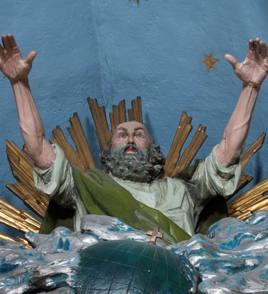 Zdjęcie nr 51: Nastawa ołtarzowa architektoniczna, jednokondygnacyjna, trójosiowa ze zwieńczeniem i z bramkami. Ołtarz prostopadłościenny, drewniany, mensa drewniana z kamiennym portatylem. Antependium w formie leżącego prostokąta ujętego złoconą, profilowaną ramą. W polu obraz malowany olejem na płótnie. W centrum kartusz w kształcie wydłużonego czwórliścia, dekorowany muszlą i wolutami z przedstawieniem pejzażu i widokiem na Golgotę. Po bokach kartusza bujne gałązki kwiatów. Tabernakulum w formie prostopadłościennej skrzynki o wypukłej ścianie frontowej, na profilowanym cokole, zamknięte profilowanym gzymsem, ujęte uszami utworzonymi z liści. Nad drzwiczkami, na gzymsie kartusz z niewielkim krucyfiksem. Powyżej tron wystawienia w formie profilowanej podstawy dekorowanej liśćmi. Na ściance frontowej tabernakulum profilowana rama w kształcie stojącego prostokąta zamkniętego łukiem nadwieszonym, w polu drzwiczki w formie stojącego prostokąta z przedstawieniem kielicha w glorii, powyżej drzwiczek winne grono. 

Nastawa ustawiona na zdwojonym cokole, dekorowanym wijącym się akantem. Osie kondygnacji wydzielone dwiema parami pilastrów oraz ustawionymi ukośnie kolumnami. Podpory dźwigają pełne belkowanie, przerwane nad polem środkowym i wyłamane nad osiami bocznymi, na których skraju ustawiony jest ukośnie przerwany, wolutowy przyczółek. Kolumny o kręconych trzonach, owinięte wicią liści akantu, kapitele korynckie; imposty ustawione pod kątem. W polu środkowym rama w kształcie stojącego prostokąta zamkniętego łukiem półkolistym z obrazem św. Kwiryna. W osiach bocznych płytkie płyciny, zwieńczone konchą z figurami św. Sebastiana po lewej stronie i św. Jana Nepomucena po prawej stronie, ustawionymi na wspornikach. Kondygnacja ujęta jest po bokach szerokimi uszami utworzonymi z liści akantu i karbowanej wstęgi. Fryz nad osiami bocznymi zdobiony kartuszami, we fryzie impostów z dwóch stron rozety; przyłucza osi bocznych dekorowane akantem.

W zwieńczeniu rzeźbiona półpostać Boga Ojca na obłoku z widocznym poniżej fragmentem globu ziemskiego i gołębicą Ducha Świętego; całość ukazana na tle promienistej glorii. Na belkowaniu, na osiach podpór wewnętrznych ustawione są rzeźby: św. Rocha  po lewej stronie i św. Wawrzyńca po prawej, a na zewnętrznych osiach retabulum rzeźby: Karola Boromeusza po lewej stronie i św. Stefana po prawej.

Nastawa ołtarzowa ujęta jest po bokach szerokimi bramkami w kształcie stojących prostokątów z drzwiczkami zamkniętymi półkoliście. Bramki ujęte są pilastrami o kanelowanych trzonach i fantazyjnych kapitelach, wspierających niepełne belkowanie oraz przerwany przyczółek. Nad bramkami ustawione są na cokołach rzeźby: św. Piotra po lewej stronie i św. Pawła po prawej. W polu drzwiczek owalne kartusze z herbem Görgey. W prawym kartuszu opisanym słowami: „BALTHAZAR GÖRGEI SENIOR”. Nad arkadami bramek są muszle, w przyłuczach akant, we fryzie rozety, a przerwany przyczółek dekorowany jest akantem. Struktura w całości polichromowana w odcieniu bladozielonym; ornamentyka, kolumny i profilowania złocone, detale srebrzone.