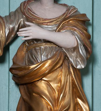 Zdjęcie nr 5: Ołtarz architektoniczny, dwukondygnacyjny, jednoosiowy. Ołtarz drewniany prostopadłościenny z drewnianą mensą i kamiennym portatylem. Dwukondygnacyjne retabulum ustawione na podwójnym i zdwojonym cokole, ujęte parą zdwojonych pilastrów wspierających wyłamujące się belkowanie. W polu głównym umieszczony jest obraz św. Mikołaja w płytkiej wnęce w kształcie stojącego prostokąta. Nad obrazem, w partii fryzu dwie uskrzydlone główki anielskie. Po bokach, na osi podpór, na wysokich cokołach ustawione są rzeźby: po lewej stronie św. Barbary, a po prawej według przekazów w literaturze św. Apolonii. Ponad nimi podwieszone ukośnie fragmenty fryzu ozdobione rozetami na ściankach bocznych, a od spodu szerokimi, zawiniętymi liśćmi akantu. Druga kondygnacja ustawiona na niskim cokole, ujęta parą zdwojonych pilastrów podtrzymujących przerwane belkowanie oraz wolutowy, odwrócony przyczółek, na którego szczycie usadzona jest para aniołków. W polu środkowym w ramie o kształcie stojącego prostokąta i ściętych narożach obraz św. Antoniego Padewskiego. Na osi podpór, na niskich cokołach ozdobionych rozetami ustawione są figury świętych królewiczów, zapewne. Ponad nimi podwieszone fragmenty fryzu, zdobione rozetami oraz z podwieszonymi szyszkami. Na szczycie retabulum niski cokolik, flankowany wolutami, zdobiony na przodzie rozetą z zatkniętym u góry krzyżem zakonu Bożogrobowców. Kondygnacje ujęte z lewej strony uszami: w dolnej suchym akantem, a w górnej akantem przeplecionym wstęgą, zdobioną cekinami. Kolorystyka struktury w kolorze jasnej zieleni, ornamentyka i detal architektoniczny złocone oraz srebrzone.
Napis na portatylu: „1963 d. 26 Jan. / celmus Ac erdemus Julianus / Groblicki, eppus tit philald / phiensis in arabia Auxil. Craco / ven, altare hoc portatile con / secravit et Reliquias Eses. Nn. /  brittcia rp. et florii in eo / inclusit” oraz podpisy piórem niebieskim oraz fragment pieczęci krakowskiej Bazyliki metropolitalnej.