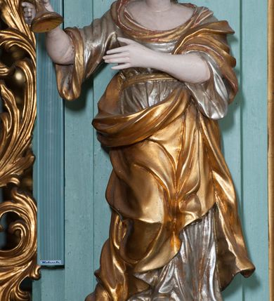 Zdjęcie nr 3: Ołtarz architektoniczny, dwukondygnacyjny, jednoosiowy. Ołtarz drewniany prostopadłościenny z drewnianą mensą i kamiennym portatylem. Dwukondygnacyjne retabulum ustawione na podwójnym i zdwojonym cokole, ujęte parą zdwojonych pilastrów wspierających wyłamujące się belkowanie. W polu głównym umieszczony jest obraz św. Mikołaja w płytkiej wnęce w kształcie stojącego prostokąta. Nad obrazem, w partii fryzu dwie uskrzydlone główki anielskie. Po bokach, na osi podpór, na wysokich cokołach ustawione są rzeźby: po lewej stronie św. Barbary, a po prawej według przekazów w literaturze św. Apolonii. Ponad nimi podwieszone ukośnie fragmenty fryzu ozdobione rozetami na ściankach bocznych, a od spodu szerokimi, zawiniętymi liśćmi akantu. Druga kondygnacja ustawiona na niskim cokole, ujęta parą zdwojonych pilastrów podtrzymujących przerwane belkowanie oraz wolutowy, odwrócony przyczółek, na którego szczycie usadzona jest para aniołków. W polu środkowym w ramie o kształcie stojącego prostokąta i ściętych narożach obraz św. Antoniego Padewskiego. Na osi podpór, na niskich cokołach ozdobionych rozetami ustawione są figury świętych królewiczów, zapewne. Ponad nimi podwieszone fragmenty fryzu, zdobione rozetami oraz z podwieszonymi szyszkami. Na szczycie retabulum niski cokolik, flankowany wolutami, zdobiony na przodzie rozetą z zatkniętym u góry krzyżem zakonu Bożogrobowców. Kondygnacje ujęte z lewej strony uszami: w dolnej suchym akantem, a w górnej akantem przeplecionym wstęgą, zdobioną cekinami. Kolorystyka struktury w kolorze jasnej zieleni, ornamentyka i detal architektoniczny złocone oraz srebrzone.
Napis na portatylu: „1963 d. 26 Jan. / celmus Ac erdemus Julianus / Groblicki, eppus tit philald / phiensis in arabia Auxil. Craco / ven, altare hoc portatile con / secravit et Reliquias Eses. Nn. /  brittcia rp. et florii in eo / inclusit” oraz podpisy piórem niebieskim oraz fragment pieczęci krakowskiej Bazyliki metropolitalnej.