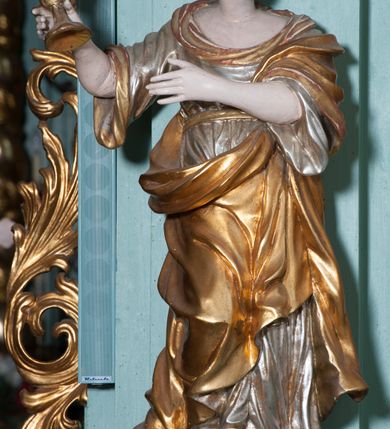 Zdjęcie nr 4: Ołtarz architektoniczny, dwukondygnacyjny, jednoosiowy. Ołtarz drewniany prostopadłościenny z drewnianą mensą i kamiennym portatylem. Dwukondygnacyjne retabulum ustawione na podwójnym i zdwojonym cokole, ujęte parą zdwojonych pilastrów wspierających wyłamujące się belkowanie. W polu głównym umieszczony jest obraz św. Mikołaja w płytkiej wnęce w kształcie stojącego prostokąta. Nad obrazem, w partii fryzu dwie uskrzydlone główki anielskie. Po bokach, na osi podpór, na wysokich cokołach ustawione są rzeźby: po lewej stronie św. Barbary, a po prawej według przekazów w literaturze św. Apolonii. Ponad nimi podwieszone ukośnie fragmenty fryzu ozdobione rozetami na ściankach bocznych, a od spodu szerokimi, zawiniętymi liśćmi akantu. Druga kondygnacja ustawiona na niskim cokole, ujęta parą zdwojonych pilastrów podtrzymujących przerwane belkowanie oraz wolutowy, odwrócony przyczółek, na którego szczycie usadzona jest para aniołków. W polu środkowym w ramie o kształcie stojącego prostokąta i ściętych narożach obraz św. Antoniego Padewskiego. Na osi podpór, na niskich cokołach ozdobionych rozetami ustawione są figury świętych królewiczów, zapewne. Ponad nimi podwieszone fragmenty fryzu, zdobione rozetami oraz z podwieszonymi szyszkami. Na szczycie retabulum niski cokolik, flankowany wolutami, zdobiony na przodzie rozetą z zatkniętym u góry krzyżem zakonu Bożogrobowców. Kondygnacje ujęte z lewej strony uszami: w dolnej suchym akantem, a w górnej akantem przeplecionym wstęgą, zdobioną cekinami. Kolorystyka struktury w kolorze jasnej zieleni, ornamentyka i detal architektoniczny złocone oraz srebrzone.
Napis na portatylu: „1963 d. 26 Jan. / celmus Ac erdemus Julianus / Groblicki, eppus tit philald / phiensis in arabia Auxil. Craco / ven, altare hoc portatile con / secravit et Reliquias Eses. Nn. /  brittcia rp. et florii in eo / inclusit” oraz podpisy piórem niebieskim oraz fragment pieczęci krakowskiej Bazyliki metropolitalnej.