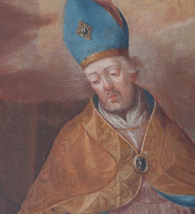 Zdjęcie nr 13: Ołtarz architektoniczny, dwukondygnacyjny, jednoosiowy. Ołtarz drewniany prostopadłościenny z drewnianą mensą i kamiennym portatylem. Dwukondygnacyjne retabulum ustawione na podwójnym i zdwojonym cokole, ujęte parą zdwojonych pilastrów wspierających wyłamujące się belkowanie. W polu głównym umieszczony jest obraz św. Mikołaja w płytkiej wnęce w kształcie stojącego prostokąta. Nad obrazem, w partii fryzu dwie uskrzydlone główki anielskie. Po bokach, na osi podpór, na wysokich cokołach ustawione są rzeźby: po lewej stronie św. Barbary, a po prawej według przekazów w literaturze św. Apolonii. Ponad nimi podwieszone ukośnie fragmenty fryzu ozdobione rozetami na ściankach bocznych, a od spodu szerokimi, zawiniętymi liśćmi akantu. Druga kondygnacja ustawiona na niskim cokole, ujęta parą zdwojonych pilastrów podtrzymujących przerwane belkowanie oraz wolutowy, odwrócony przyczółek, na którego szczycie usadzona jest para aniołków. W polu środkowym w ramie o kształcie stojącego prostokąta i ściętych narożach obraz św. Antoniego Padewskiego. Na osi podpór, na niskich cokołach ozdobionych rozetami ustawione są figury świętych królewiczów, zapewne. Ponad nimi podwieszone fragmenty fryzu, zdobione rozetami oraz z podwieszonymi szyszkami. Na szczycie retabulum niski cokolik, flankowany wolutami, zdobiony na przodzie rozetą z zatkniętym u góry krzyżem zakonu Bożogrobowców. Kondygnacje ujęte z lewej strony uszami: w dolnej suchym akantem, a w górnej akantem przeplecionym wstęgą, zdobioną cekinami. Kolorystyka struktury w kolorze jasnej zieleni, ornamentyka i detal architektoniczny złocone oraz srebrzone.
Napis na portatylu: „1963 d. 26 Jan. / celmus Ac erdemus Julianus / Groblicki, eppus tit philald / phiensis in arabia Auxil. Craco / ven, altare hoc portatile con / secravit et Reliquias Eses. Nn. /  brittcia rp. et florii in eo / inclusit” oraz podpisy piórem niebieskim oraz fragment pieczęci krakowskiej Bazyliki metropolitalnej.