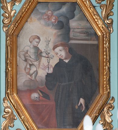 Zdjęcie nr 16: Ołtarz architektoniczny, dwukondygnacyjny, jednoosiowy. Ołtarz drewniany prostopadłościenny z drewnianą mensą i kamiennym portatylem. Dwukondygnacyjne retabulum ustawione na podwójnym i zdwojonym cokole, ujęte parą zdwojonych pilastrów wspierających wyłamujące się belkowanie. W polu głównym umieszczony jest obraz św. Mikołaja w płytkiej wnęce w kształcie stojącego prostokąta. Nad obrazem, w partii fryzu dwie uskrzydlone główki anielskie. Po bokach, na osi podpór, na wysokich cokołach ustawione są rzeźby: po lewej stronie św. Barbary, a po prawej według przekazów w literaturze św. Apolonii. Ponad nimi podwieszone ukośnie fragmenty fryzu ozdobione rozetami na ściankach bocznych, a od spodu szerokimi, zawiniętymi liśćmi akantu. Druga kondygnacja ustawiona na niskim cokole, ujęta parą zdwojonych pilastrów podtrzymujących przerwane belkowanie oraz wolutowy, odwrócony przyczółek, na którego szczycie usadzona jest para aniołków. W polu środkowym w ramie o kształcie stojącego prostokąta i ściętych narożach obraz św. Antoniego Padewskiego. Na osi podpór, na niskich cokołach ozdobionych rozetami ustawione są figury świętych królewiczów, zapewne. Ponad nimi podwieszone fragmenty fryzu, zdobione rozetami oraz z podwieszonymi szyszkami. Na szczycie retabulum niski cokolik, flankowany wolutami, zdobiony na przodzie rozetą z zatkniętym u góry krzyżem zakonu Bożogrobowców. Kondygnacje ujęte z lewej strony uszami: w dolnej suchym akantem, a w górnej akantem przeplecionym wstęgą, zdobioną cekinami. Kolorystyka struktury w kolorze jasnej zieleni, ornamentyka i detal architektoniczny złocone oraz srebrzone.
Napis na portatylu: „1963 d. 26 Jan. / celmus Ac erdemus Julianus / Groblicki, eppus tit philald / phiensis in arabia Auxil. Craco / ven, altare hoc portatile con / secravit et Reliquias Eses. Nn. /  brittcia rp. et florii in eo / inclusit” oraz podpisy piórem niebieskim oraz fragment pieczęci krakowskiej Bazyliki metropolitalnej.