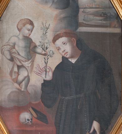 Zdjęcie nr 17: Ołtarz architektoniczny, dwukondygnacyjny, jednoosiowy. Ołtarz drewniany prostopadłościenny z drewnianą mensą i kamiennym portatylem. Dwukondygnacyjne retabulum ustawione na podwójnym i zdwojonym cokole, ujęte parą zdwojonych pilastrów wspierających wyłamujące się belkowanie. W polu głównym umieszczony jest obraz św. Mikołaja w płytkiej wnęce w kształcie stojącego prostokąta. Nad obrazem, w partii fryzu dwie uskrzydlone główki anielskie. Po bokach, na osi podpór, na wysokich cokołach ustawione są rzeźby: po lewej stronie św. Barbary, a po prawej według przekazów w literaturze św. Apolonii. Ponad nimi podwieszone ukośnie fragmenty fryzu ozdobione rozetami na ściankach bocznych, a od spodu szerokimi, zawiniętymi liśćmi akantu. Druga kondygnacja ustawiona na niskim cokole, ujęta parą zdwojonych pilastrów podtrzymujących przerwane belkowanie oraz wolutowy, odwrócony przyczółek, na którego szczycie usadzona jest para aniołków. W polu środkowym w ramie o kształcie stojącego prostokąta i ściętych narożach obraz św. Antoniego Padewskiego. Na osi podpór, na niskich cokołach ozdobionych rozetami ustawione są figury świętych królewiczów, zapewne. Ponad nimi podwieszone fragmenty fryzu, zdobione rozetami oraz z podwieszonymi szyszkami. Na szczycie retabulum niski cokolik, flankowany wolutami, zdobiony na przodzie rozetą z zatkniętym u góry krzyżem zakonu Bożogrobowców. Kondygnacje ujęte z lewej strony uszami: w dolnej suchym akantem, a w górnej akantem przeplecionym wstęgą, zdobioną cekinami. Kolorystyka struktury w kolorze jasnej zieleni, ornamentyka i detal architektoniczny złocone oraz srebrzone.
Napis na portatylu: „1963 d. 26 Jan. / celmus Ac erdemus Julianus / Groblicki, eppus tit philald / phiensis in arabia Auxil. Craco / ven, altare hoc portatile con / secravit et Reliquias Eses. Nn. /  brittcia rp. et florii in eo / inclusit” oraz podpisy piórem niebieskim oraz fragment pieczęci krakowskiej Bazyliki metropolitalnej.