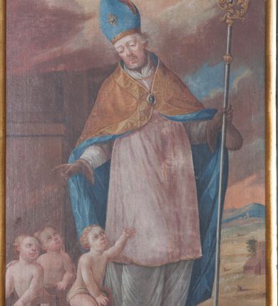 Zdjęcie nr 11: Ołtarz architektoniczny, dwukondygnacyjny, jednoosiowy. Ołtarz drewniany prostopadłościenny z drewnianą mensą i kamiennym portatylem. Dwukondygnacyjne retabulum ustawione na podwójnym i zdwojonym cokole, ujęte parą zdwojonych pilastrów wspierających wyłamujące się belkowanie. W polu głównym umieszczony jest obraz św. Mikołaja w płytkiej wnęce w kształcie stojącego prostokąta. Nad obrazem, w partii fryzu dwie uskrzydlone główki anielskie. Po bokach, na osi podpór, na wysokich cokołach ustawione są rzeźby: po lewej stronie św. Barbary, a po prawej według przekazów w literaturze św. Apolonii. Ponad nimi podwieszone ukośnie fragmenty fryzu ozdobione rozetami na ściankach bocznych, a od spodu szerokimi, zawiniętymi liśćmi akantu. Druga kondygnacja ustawiona na niskim cokole, ujęta parą zdwojonych pilastrów podtrzymujących przerwane belkowanie oraz wolutowy, odwrócony przyczółek, na którego szczycie usadzona jest para aniołków. W polu środkowym w ramie o kształcie stojącego prostokąta i ściętych narożach obraz św. Antoniego Padewskiego. Na osi podpór, na niskich cokołach ozdobionych rozetami ustawione są figury świętych królewiczów, zapewne. Ponad nimi podwieszone fragmenty fryzu, zdobione rozetami oraz z podwieszonymi szyszkami. Na szczycie retabulum niski cokolik, flankowany wolutami, zdobiony na przodzie rozetą z zatkniętym u góry krzyżem zakonu Bożogrobowców. Kondygnacje ujęte z lewej strony uszami: w dolnej suchym akantem, a w górnej akantem przeplecionym wstęgą, zdobioną cekinami. Kolorystyka struktury w kolorze jasnej zieleni, ornamentyka i detal architektoniczny złocone oraz srebrzone.
Napis na portatylu: „1963 d. 26 Jan. / celmus Ac erdemus Julianus / Groblicki, eppus tit philald / phiensis in arabia Auxil. Craco / ven, altare hoc portatile con / secravit et Reliquias Eses. Nn. /  brittcia rp. et florii in eo / inclusit” oraz podpisy piórem niebieskim oraz fragment pieczęci krakowskiej Bazyliki metropolitalnej.