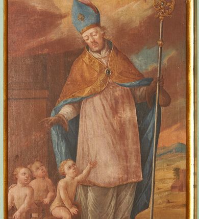 Zdjęcie nr 1: Obraz w kształcie stojącego prostokąta z przedstawieniem św. Mikołaja Biskupa, który ukazany został na brązowym podeście z sumarycznie oddaną, murowaną architekturą w tle. W centrum kompozycji ukazany jest w całej postaci św. Mikołaj ustawiony w delikatnym kontrapoście z prawą nogą ugiętą w kolanie, zwrócony delikatnie w lewo z górną częścią ciała przechyloną na prawo. Prawą rękę unosi w geście błogosławieństwa nad trójką dzieci w szafliku, a w lewej dłoni, odwiedzionej na bok trzyma pastorał i sakiewkę. Święty ma owalną twarz z przymkniętymi, dużymi oczami i długim nosem, okoloną siwą brodą oraz siwe średniej długości włosy. Ubrany jest białą albę, jasnoróżową komżę, biały humerał pod szyją, złotą kapę z niebieską podszewką; na dłoniach ma brązowe rękawice, a na głowie niebieską infułę, dekorowaną z przodu kameryzacją. W dolnym lewym narożu ukazana jest trójka dzieci w szafliku, z których jedno wychodzi z naczynia i wyciąga rączkę ku św. Mikołajowi. W górnej części obrazu pochmurne niebo i dwa aniołki, z których jeden trzyma w dłoni gałązkę białej róży, a drugi wieniec laurowy. W prawym górnym narożu znajduje się uskrzydlona główka aniołka ze skrzydełkami skierowanymi ku środkowi. Tło po lewej stronie obrazu stanowi fragment architektury, a po prawej stronie pejzaż. Kolorystyka w ciepłej, subtelnej i brunatnej tonacji.