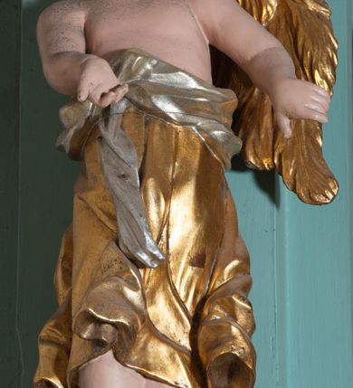 Zdjęcie nr 9: Ołtarz architektoniczny, dwukondygnacyjny, jednoosiowy. Ołtarz drewniany prostopadłościenny z drewnianą mensą i kamiennym portatylem. Dwukondygnacyjne retabulum ustawione na podwójnym cokole, ujęte parą zdwojonych pilastrów wspierających wyłamujące się belkowanie. W polu głównym umieszczony jest obraz Matki Boskiej Nieustającej Pomocy w płytkiej wnęce w kształcie stojącego prostokąta, wyłożonej czerwonym materiałem. Po bokach, na osi podpór, na wysokich cokołach ustawione są rzeźby: po lewej stronie św. Józefa, a po prawej św. Stanisława Kostki. Ponad nimi podwieszone fragmenty fryzu ozdobione rozetami na ściankach bocznych, a od spodu szerokimi, zawiniętymi liśćmi akantu. Druga kondygnacja ustawiona na niskim cokole, ujęta parą zdwojonych pilastrów podtrzymujących przerwane belkowanie oraz wolutowy, odwrócony przyczółek, na którego szczycie usadzona jest para aniołków. W polu środkowym w ramie o kształcie stojącego prostokąta i ściętych narożach obraz św. Rafała z Tobiaszem. Na osi podpór, na niskich cokołach ozdobionych rozetami ustawione są figury aniołów. Ponad nimi podwieszone fragmenty fryzu, zdobione rozetami oraz z podwieszonymi szyszkami. Na szczycie retabulum niski cokolik, flankowany wolutami, zdobiony na przodzie rozetą z zatkniętym u góry krzyżem zakonu Bożogrobowców. Kolorystyka struktury w kolorze jasnej zieleni, ornamentyka i detal architektoniczny złocone oraz srebrzone.