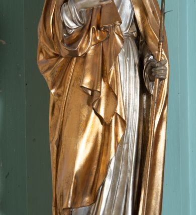 Zdjęcie nr 7: Ołtarz architektoniczny, dwukondygnacyjny, jednoosiowy. Ołtarz drewniany prostopadłościenny z drewnianą mensą i kamiennym portatylem. Dwukondygnacyjne retabulum ustawione na podwójnym cokole, ujęte parą zdwojonych pilastrów wspierających wyłamujące się belkowanie. W polu głównym umieszczony jest obraz Matki Boskiej Nieustającej Pomocy w płytkiej wnęce w kształcie stojącego prostokąta, wyłożonej czerwonym materiałem. Po bokach, na osi podpór, na wysokich cokołach ustawione są rzeźby: po lewej stronie św. Józefa, a po prawej św. Stanisława Kostki. Ponad nimi podwieszone fragmenty fryzu ozdobione rozetami na ściankach bocznych, a od spodu szerokimi, zawiniętymi liśćmi akantu. Druga kondygnacja ustawiona na niskim cokole, ujęta parą zdwojonych pilastrów podtrzymujących przerwane belkowanie oraz wolutowy, odwrócony przyczółek, na którego szczycie usadzona jest para aniołków. W polu środkowym w ramie o kształcie stojącego prostokąta i ściętych narożach obraz św. Rafała z Tobiaszem. Na osi podpór, na niskich cokołach ozdobionych rozetami ustawione są figury aniołów. Ponad nimi podwieszone fragmenty fryzu, zdobione rozetami oraz z podwieszonymi szyszkami. Na szczycie retabulum niski cokolik, flankowany wolutami, zdobiony na przodzie rozetą z zatkniętym u góry krzyżem zakonu Bożogrobowców. Kolorystyka struktury w kolorze jasnej zieleni, ornamentyka i detal architektoniczny złocone oraz srebrzone.