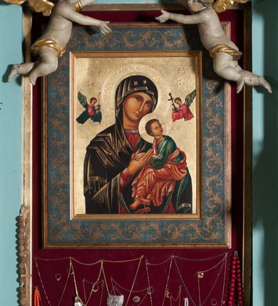 Zdjęcie nr 3: Ołtarz architektoniczny, dwukondygnacyjny, jednoosiowy. Ołtarz drewniany prostopadłościenny z drewnianą mensą i kamiennym portatylem. Dwukondygnacyjne retabulum ustawione na podwójnym cokole, ujęte parą zdwojonych pilastrów wspierających wyłamujące się belkowanie. W polu głównym umieszczony jest obraz Matki Boskiej Nieustającej Pomocy w płytkiej wnęce w kształcie stojącego prostokąta, wyłożonej czerwonym materiałem. Po bokach, na osi podpór, na wysokich cokołach ustawione są rzeźby: po lewej stronie św. Józefa, a po prawej św. Stanisława Kostki. Ponad nimi podwieszone fragmenty fryzu ozdobione rozetami na ściankach bocznych, a od spodu szerokimi, zawiniętymi liśćmi akantu. Druga kondygnacja ustawiona na niskim cokole, ujęta parą zdwojonych pilastrów podtrzymujących przerwane belkowanie oraz wolutowy, odwrócony przyczółek, na którego szczycie usadzona jest para aniołków. W polu środkowym w ramie o kształcie stojącego prostokąta i ściętych narożach obraz św. Rafała z Tobiaszem. Na osi podpór, na niskich cokołach ozdobionych rozetami ustawione są figury aniołów. Ponad nimi podwieszone fragmenty fryzu, zdobione rozetami oraz z podwieszonymi szyszkami. Na szczycie retabulum niski cokolik, flankowany wolutami, zdobiony na przodzie rozetą z zatkniętym u góry krzyżem zakonu Bożogrobowców. Kolorystyka struktury w kolorze jasnej zieleni, ornamentyka i detal architektoniczny złocone oraz srebrzone.