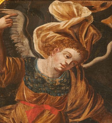 Zdjęcie nr 2: Obraz w kształcie wydłużonego, stojącego ośmioboku z przedstawieniem św. Rafała Archanioła z młodym Tobiaszem. Archanioł ukazany jest frontalnie, do wysokości kolan o esowato wygiętej sylwetce w lewą stronę, prawą rękę z wyprostowanym palcem wskazującym unosi do góry, a w lewej opuszczonej nisko trzyma krucyfiks. Archanioł ma owalną twarz o idealizujących rysach twarzy z pełnymi ustami, prostym nosem i dużymi oczami, okoloną kędzierzawymi i jasnobrązowymi włosami. Ubrany jest w brązową tunikę, przewiązaną czerwoną tasiemką w talii oraz jasnobrązowy płaszcz, zarzucony przez lewe ramię i biegnący z tyłu przez plecy z dwoma końcami rozwianymi w dolnej i górnej części obrazu, ponadto na dekolcie ma założoną górną część napierśnika w kolorze niebieskim, a u pleców rozłożone duże ciemnoszare skrzydła. W prawym dolnym narożu obrazu ukazany jest w półpostaci Tobiasz, zwrócony trzy czwarte w prawo z prawą ręką odwiedzioną w bok i z wyprostowanym palcem wskazującym, w lewej dłoni trzyma przy boku zawieszoną szabelkę. Twarz pełna z dużymi oczami, pełnymi ustami i szerokim na końcu nosem, włosy krótkie i kędzierzawe.Ubrany jest w białą, krótką koszulę oraz niebieski kontusz z krótkimi rękawami, przewiązany czerwonym pasem. Karnacja obu postaci jest bardzo jasna. Tło obrazu ciemne, miejscami widoczne elementy ciemnozielonej roślinności. Rama drewniana, profilowana i zdobiona liśćmi wawrzynu.
