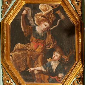 Zdjęcie nr 1: Obraz w kształcie wydłużonego, stojącego ośmioboku z przedstawieniem św. Rafała Archanioła z młodym Tobiaszem. Archanioł ukazany jest frontalnie, do wysokości kolan o esowato wygiętej sylwetce w lewą stronę, prawą rękę z wyprostowanym palcem wskazującym unosi do góry, a w lewej opuszczonej nisko trzyma krucyfiks. Archanioł ma owalną twarz o idealizujących rysach twarzy z pełnymi ustami, prostym nosem i dużymi oczami, okoloną kędzierzawymi i jasnobrązowymi włosami. Ubrany jest w brązową tunikę, przewiązaną czerwoną tasiemką w talii oraz jasnobrązowy płaszcz, zarzucony przez lewe ramię i biegnący z tyłu przez plecy z dwoma końcami rozwianymi w dolnej i górnej części obrazu, ponadto na dekolcie ma założoną górną część napierśnika w kolorze niebieskim, a u pleców rozłożone duże ciemnoszare skrzydła. W prawym dolnym narożu obrazu ukazany jest w półpostaci Tobiasz, zwrócony trzy czwarte w prawo z prawą ręką odwiedzioną w bok i z wyprostowanym palcem wskazującym, w lewej dłoni trzyma przy boku zawieszoną szabelkę. Twarz pełna z dużymi oczami, pełnymi ustami i szerokim na końcu nosem, włosy krótkie i kędzierzawe.Ubrany jest w białą, krótką koszulę oraz niebieski kontusz z krótkimi rękawami, przewiązany czerwonym pasem. Karnacja obu postaci jest bardzo jasna. Tło obrazu ciemne, miejscami widoczne elementy ciemnozielonej roślinności. Rama drewniana, profilowana i zdobiona liśćmi wawrzynu.
