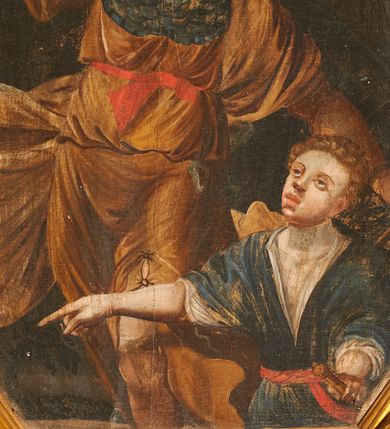 Zdjęcie nr 3: Obraz w kształcie wydłużonego, stojącego ośmioboku z przedstawieniem św. Rafała Archanioła z młodym Tobiaszem. Archanioł ukazany jest frontalnie, do wysokości kolan o esowato wygiętej sylwetce w lewą stronę, prawą rękę z wyprostowanym palcem wskazującym unosi do góry, a w lewej opuszczonej nisko trzyma krucyfiks. Archanioł ma owalną twarz o idealizujących rysach twarzy z pełnymi ustami, prostym nosem i dużymi oczami, okoloną kędzierzawymi i jasnobrązowymi włosami. Ubrany jest w brązową tunikę, przewiązaną czerwoną tasiemką w talii oraz jasnobrązowy płaszcz, zarzucony przez lewe ramię i biegnący z tyłu przez plecy z dwoma końcami rozwianymi w dolnej i górnej części obrazu, ponadto na dekolcie ma założoną górną część napierśnika w kolorze niebieskim, a u pleców rozłożone duże ciemnoszare skrzydła. W prawym dolnym narożu obrazu ukazany jest w półpostaci Tobiasz, zwrócony trzy czwarte w prawo z prawą ręką odwiedzioną w bok i z wyprostowanym palcem wskazującym, w lewej dłoni trzyma przy boku zawieszoną szabelkę. Twarz pełna z dużymi oczami, pełnymi ustami i szerokim na końcu nosem, włosy krótkie i kędzierzawe.Ubrany jest w białą, krótką koszulę oraz niebieski kontusz z krótkimi rękawami, przewiązany czerwonym pasem. Karnacja obu postaci jest bardzo jasna. Tło obrazu ciemne, miejscami widoczne elementy ciemnozielonej roślinności. Rama drewniana, profilowana i zdobiona liśćmi wawrzynu.
