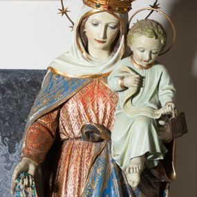 Zdjęcie nr 1: Rzeźba pełnoplastyczna, pełnopostaciowa przedstawiająca Matkę Boską z Dzieciątkiem. Maria ukazana frontalnie w postawie stojącej z Dzieciątkiem na lewym ręku, prawą trzymająca połę płaszcza, głowa delikatnie opuszczona w dół. Twarz owalna o delikatnych rysach, długim nosie i wąskich ustach. Ubrana jest w długą, czerwoną suknię ze złoconym ornamentem geometryczno-roślinnym, przewiązaną w pasie oraz spięty pod szyją, niebieski płaszcz ze złoconym ornamentem roślinnym, na głowie ma biały welon i koronę zamkniętą, a wokół głowy nimb z 12 gwiazd na metalowej obręczy. Na stopach ma buty o spiczastych noskach. Dzieciątko ukazane frontalnie trzymające w dłoniach szkaplerze. Twarz o rysach dziecięcych, włosy jasne i krótkie. Wokół głowy okrągły nimb z metalowej obręczy. Dzieciątko ubrane jest w białą sukienkę ze złoconymi obrzeżami. Karnacje bardzo jasne, blade. Na podstawie, z boku dwie sygnatury z nazwą warsztatu i miejscem wykonania: „Mayer’sche K. Hof-Kunstanstalt”, „Mayer’sche K. Hof-Kunstanstalt [?] / München”. Po lewej nieczytelny znak firmowy.