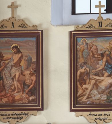 Zdjęcie nr 1: Stacje drogi krzyżowej w formie stojącego prostokąta w drewnianej ramie, ujęte od góry i dołu uszami o fantazyjnym wykroju, zwieńczone krzyżykiem. W dolnej części podpisy stacji, a na górnych uszach ich numery pisane cyframi rzymskimi. Kompozycja otwarta i wielopostaciowa, przedstawienia dynamiczne z przewagą linii diagonalnych. Kolorystyka bogata z przewagą barw ziemi, błękitu i czerwieni. Światło rozproszone, na szatach modelunek światłocieniowy. Draperia bogata i płynna. Wokół głów postaci pozłacane nimby, otoczone czarnym konturem. Rama drewniana, profilowana i ciemnobrązowa ze złoconymi pasami. Na dolnych uszach podpisy w języku słowackim, pisane kursywą, w dwóch wersach: 
„I. / Ježiš na smartˇodsúdený.”
„II. / Ježiš berie križ na ramená svoje.”
„III. / Ježiš po prvýkratˇ padá pod križom.”
„IIII. / Ježiš nesúc križ stretá saso svoju żarmúte nou Matkou.”
„V. / Šimon pomáha Ježiš - sovi niest križ.”
„VI. / Veronika podáva Ježiššovi ru[?]nik kutieraniu tvári jeho.”
„VII. / Ježiš to druhýkrát padá pod križom.”
„VIII. / Ježiš napomina placúce ženy jeruzalemské.”
„IX. / Ježiš to tretikrát padá pod križom.”
„X. / Ježišša zo siat vyzliekajú a zlcou napájajú.”
„XI. / Ježiša na križ pribijajú.”
„XII. / Ježiš na križi skonáva.”
„XIII. / Telo Ježiššova z križasni majú a Marii do lona skladajú.”
„XIV. / Telo Ježiššovo kladú do hrobu."