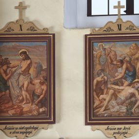 Zdjęcie nr 1: Stacje drogi krzyżowej w formie stojącego prostokąta w drewnianej ramie, ujęte od góry i dołu uszami o fantazyjnym wykroju, zwieńczone krzyżykiem. W dolnej części podpisy stacji, a na górnych uszach ich numery pisane cyframi rzymskimi. Kompozycja otwarta i wielopostaciowa, przedstawienia dynamiczne z przewagą linii diagonalnych. Kolorystyka bogata z przewagą barw ziemi, błękitu i czerwieni. Światło rozproszone, na szatach modelunek światłocieniowy. Draperia bogata i płynna. Wokół głów postaci pozłacane nimby, otoczone czarnym konturem. Rama drewniana, profilowana i ciemnobrązowa ze złoconymi pasami. Na dolnych uszach podpisy w języku słowackim, pisane kursywą, w dwóch wersach: 
„I. / Ježiš na smartˇodsúdený.”
„II. / Ježiš berie križ na ramená svoje.”
„III. / Ježiš po prvýkratˇ padá pod križom.”
„IIII. / Ježiš nesúc križ stretá saso svoju żarmúte nou Matkou.”
„V. / Šimon pomáha Ježiš - sovi niest križ.”
„VI. / Veronika podáva Ježiššovi ru[?]nik kutieraniu tvári jeho.”
„VII. / Ježiš to druhýkrát padá pod križom.”
„VIII. / Ježiš napomina placúce ženy jeruzalemské.”
„IX. / Ježiš to tretikrát padá pod križom.”
„X. / Ježišša zo siat vyzliekajú a zlcou napájajú.”
„XI. / Ježiša na križ pribijajú.”
„XII. / Ježiš na križi skonáva.”
„XIII. / Telo Ježiššova z križasni majú a Marii do lona skladajú.”
„XIV. / Telo Ježiššovo kladú do hrobu."
