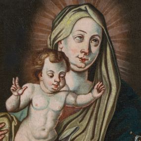 Zdjęcie nr 1: Obraz w kształcie stojącego prostokąta przedstawiający Matkę Boską z Dzieciątkiem i św. Janem Chrzcicielem. W centrum kompozycji ukazana Maria w ujęciu do kolan, w pozycji siedzącej, delikatnie zwrócona w lewo. Prawą dłonią obejmuje stojące na jej kolanach Dzieciątko, a lewą św. Jana Chrzciciela, który stoi po prawej stronie obrazu. Twarz Marii pełna o bladej karnacji z wyraźnie zaznaczonym podbródkiem, długim nosem oraz dużymi oczami ze wzrokiem skierowanym ku górze. Ubrana jest w czerwoną suknię z długimi rękawami, niebieski płaszcz oraz jasnozielony welon na głowie, którego jeden koniec przytrzymuje prawą dłonią. Wokół głowy Matki Boskiej jasne promienie. Dzieciątko ukazane w pozycji stojącej, w lekkim wykroku o esowato wygiętej sylwetce. Ręce ma uniesione, prawą dłonią czyni gest błogosławieństwa. Twarz pełna, okolona brązowymi i krótkimi włosami, oczy przymknięte, nos i usta niewielkie, wyraźnie zaznaczony podbródek. Dzieciątko ukazane niemal w akcie, z jasnoszarą chustą okrywającą lewe biodro. Po prawej stronie obrazu św. Jan Chrzciciel przedstawiony jako dziecko, zwrócony w stronę Dzieciątka Jezus. Ręce ma złożone i oparte na kolanach Marii, u prawego boku trzyma krzyż z białą banderolą. Głowa ukazana z lewego profilu, okolona jasnymi włosami z zadartym nosem i wyraźnym podbródkiem. Dół postaci okryty jasnobrązowym płaszczem z szarą podszewką. Rama nowa, drewniana, profilowana, fakturowana i złocona, od wewnątrz zdobiona perełkowaniem, a na zewnątrz wicią roślinną. Na odwrociu kartka z informacją: „Sponsorzy renowacji: / Beata i Andrzej Kuruc / Barbara i Jan Sołtys”.