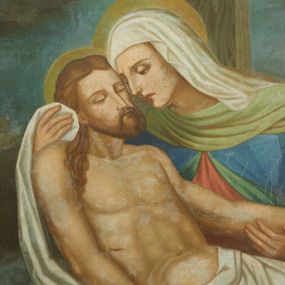 Zdjęcie nr 1: Obraz w kształcie stojącego prostokąta w profilowanej, złocono-srebrzonej ramie, dekorowanej pośrodku boków liśćmi wawrzynu, przewiązanymi opaską. W centrum kompozycji znajduje się Maria trzymająca na kolanach martwe ciało Chrystusa. Maria siedzi na prostopadłościennym, kamiennym podeście, za jej plecami znajduje się pionowa belka krzyża. Matka Boska jest pochylona w prawą stronę z głową skłonioną w stronę twarzy Chrystusa, dłońmi podtrzymuje jego głowę i lewą rękę. Jest ubrana w czerwoną suknię z długimi rękawami, niebieski płaszcz z zieloną podszewką, szeroko wywiniętą na dekolcie oraz biały welon na głowie. Maria ma podłużną twarz z wyraźnie zaznaczonym podbródkiem, długim nosem i dużymi oczami. Chrystus ukazany jest w pozycji półleżącej na kolanach Matki, widoczny z prawego profilu. Twarz Chrystusa jest szczupła, okolona krótką brodą i długimi, ciemnobrązowymi włosami, spływającymi na plecy i prawe ramię, oczy ma zamknięte. Zbawiciel odziany jest w białe płótno, przewiązane przez biodra, którego długi koniec Maria podtrzymuje prawą dłonią. Na stopach, dłoniach i boku Chrystusa są delikatnie zaznaczone ślady Męki, karnacja ciała jest blado-szara. Wokół głów Chrystusa i Marii znajdują się koliste i złote nimby. Tło obrazu jest pochmurne, horyzont obniżony, kolorystyka w tle ciemna, na postaciach Marii i Chrystusa barwy w odcieniu pastelowym.