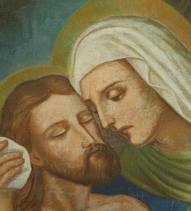 Zdjęcie nr 3: Obraz w kształcie stojącego prostokąta w profilowanej, złocono-srebrzonej ramie, dekorowanej pośrodku boków liśćmi wawrzynu, przewiązanymi opaską. W centrum kompozycji znajduje się Maria trzymająca na kolanach martwe ciało Chrystusa. Maria siedzi na prostopadłościennym, kamiennym podeście, za jej plecami znajduje się pionowa belka krzyża. Matka Boska jest pochylona w prawą stronę z głową skłonioną w stronę twarzy Chrystusa, dłońmi podtrzymuje jego głowę i lewą rękę. Jest ubrana w czerwoną suknię z długimi rękawami, niebieski płaszcz z zieloną podszewką, szeroko wywiniętą na dekolcie oraz biały welon na głowie. Maria ma podłużną twarz z wyraźnie zaznaczonym podbródkiem, długim nosem i dużymi oczami. Chrystus ukazany jest w pozycji półleżącej na kolanach Matki, widoczny z prawego profilu. Twarz Chrystusa jest szczupła, okolona krótką brodą i długimi, ciemnobrązowymi włosami, spływającymi na plecy i prawe ramię, oczy ma zamknięte. Zbawiciel odziany jest w białe płótno, przewiązane przez biodra, którego długi koniec Maria podtrzymuje prawą dłonią. Na stopach, dłoniach i boku Chrystusa są delikatnie zaznaczone ślady Męki, karnacja ciała jest blado-szara. Wokół głów Chrystusa i Marii znajdują się koliste i złote nimby. Tło obrazu jest pochmurne, horyzont obniżony, kolorystyka w tle ciemna, na postaciach Marii i Chrystusa barwy w odcieniu pastelowym.