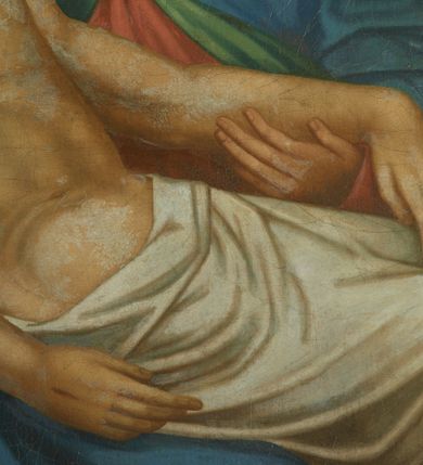 Zdjęcie nr 5: Obraz w kształcie stojącego prostokąta w profilowanej, złocono-srebrzonej ramie, dekorowanej pośrodku boków liśćmi wawrzynu, przewiązanymi opaską. W centrum kompozycji znajduje się Maria trzymająca na kolanach martwe ciało Chrystusa. Maria siedzi na prostopadłościennym, kamiennym podeście, za jej plecami znajduje się pionowa belka krzyża. Matka Boska jest pochylona w prawą stronę z głową skłonioną w stronę twarzy Chrystusa, dłońmi podtrzymuje jego głowę i lewą rękę. Jest ubrana w czerwoną suknię z długimi rękawami, niebieski płaszcz z zieloną podszewką, szeroko wywiniętą na dekolcie oraz biały welon na głowie. Maria ma podłużną twarz z wyraźnie zaznaczonym podbródkiem, długim nosem i dużymi oczami. Chrystus ukazany jest w pozycji półleżącej na kolanach Matki, widoczny z prawego profilu. Twarz Chrystusa jest szczupła, okolona krótką brodą i długimi, ciemnobrązowymi włosami, spływającymi na plecy i prawe ramię, oczy ma zamknięte. Zbawiciel odziany jest w białe płótno, przewiązane przez biodra, którego długi koniec Maria podtrzymuje prawą dłonią. Na stopach, dłoniach i boku Chrystusa są delikatnie zaznaczone ślady Męki, karnacja ciała jest blado-szara. Wokół głów Chrystusa i Marii znajdują się koliste i złote nimby. Tło obrazu jest pochmurne, horyzont obniżony, kolorystyka w tle ciemna, na postaciach Marii i Chrystusa barwy w odcieniu pastelowym.