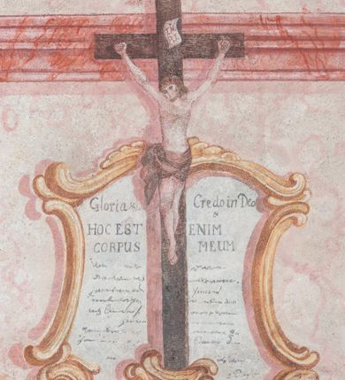 Zdjęcie nr 6: Polichromia ścienna przedstawia ukazany w sposób iluzjonistyczny ołtarz boczny św. Józefa. Mensa sarkofagowa, ozdobiona rocaille’owym kartuszem z napisem: „Dia 22 / July / 1796.”. Nastawa ustawiona na zdwojonym cokole. W górnej partii cokołu trzy rocaille’owe płyciny z modlitwami z kanonu mszy świętej. Na płycinie środkowej: „Gloria Credo in Deo / HOC EST ENIM / CORPUS MEUM”. Na płycinie lewej: „Evange/lium S 90 / IN principca / cruc Verbum, (…)VERBUM / CA(…)FA”. Na płycinie prawej: „Deus (…) / Mc / LAVabo inter / innocentes / manus meas”. Na mensie ołtarzowej na tle kanonu ustawiony jest krucyfiks, a po bokach dwa rokokowe lichtarze. Nastawa ujęta parami pilastrów, ustawionymi przed nimi filarami oraz kolumnami. Kolumny o kręconych trzonach, kapitele fantazyjne. Podpory podtrzymują pełne, przerwane nad polem głównym belkowanie z wolutowymi przyczółkami, na których usadzona jest para aniołków. W polu głównym w ramie w kształcie stojącego prostokąta zamkniętego łukiem wklęsło-wypukłym z uskokami jest namalowany obraz św. Józefa z Dzieciątkiem. Po bokach ołtarza rocaille’owe uszy ze zwisami kwiatowymi. Zwieńczenie w kształcie zbliżonym do stojącego prostokąta o wklęsłych bokach, ujętych spływami wolutowymi, na których w górnej części po bokach znajdują się imposty z usadzonymi na nich dwoma aniołkami. Szczyt zamknięty czterema spiętymi wolutkami, pośrodku krzyż o kształcie krzyża maltańskiego, poniżej podwieszony pas lambrekinu. W polu głównym zwieńczenia w owalnej ramie obraz przedstawiający św. Jana Nepomucena. Zwieńczenie dekorowane zwisami z gałązek różanych. Nastawa marmoryzowana w kolorze jasnoróżowym i jasnoróżowym, trzony kolumn, rama obrazu ze św. Janem Nepomucenem oraz mensa w kolorze jasnoniebieskim, a ornamentyka malowana jest w kolorze złotym. 