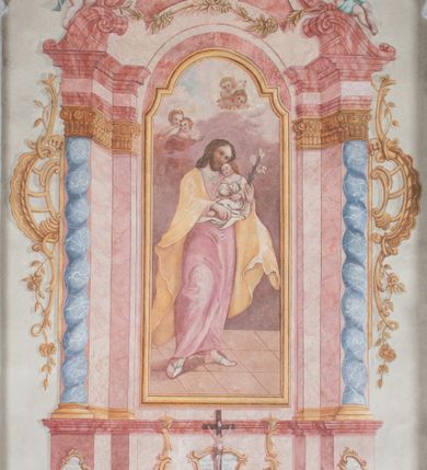 Zdjęcie nr 1: Polichromia ścienna przedstawia ukazany w sposób iluzjonistyczny ołtarz boczny św. Józefa. Mensa sarkofagowa, ozdobiona rocaille’owym kartuszem z napisem: „Dia 22 / July / 1796.”. Nastawa ustawiona na zdwojonym cokole. W górnej partii cokołu trzy rocaille’owe płyciny z modlitwami z kanonu mszy świętej. Na płycinie środkowej: „Gloria Credo in Deo / HOC EST ENIM / CORPUS MEUM”. Na płycinie lewej: „Evange/lium S 90 / IN principca / cruc Verbum, (…)VERBUM / CA(…)FA”. Na płycinie prawej: „Deus (…) / Mc / LAVabo inter / innocentes / manus meas”. Na mensie ołtarzowej na tle kanonu ustawiony jest krucyfiks, a po bokach dwa rokokowe lichtarze. Nastawa ujęta parami pilastrów, ustawionymi przed nimi filarami oraz kolumnami. Kolumny o kręconych trzonach, kapitele fantazyjne. Podpory podtrzymują pełne, przerwane nad polem głównym belkowanie z wolutowymi przyczółkami, na których usadzona jest para aniołków. W polu głównym w ramie w kształcie stojącego prostokąta zamkniętego łukiem wklęsło-wypukłym z uskokami jest namalowany obraz św. Józefa z Dzieciątkiem. Po bokach ołtarza rocaille’owe uszy ze zwisami kwiatowymi. Zwieńczenie w kształcie zbliżonym do stojącego prostokąta o wklęsłych bokach, ujętych spływami wolutowymi, na których w górnej części po bokach znajdują się imposty z usadzonymi na nich dwoma aniołkami. Szczyt zamknięty czterema spiętymi wolutkami, pośrodku krzyż o kształcie krzyża maltańskiego, poniżej podwieszony pas lambrekinu. W polu głównym zwieńczenia w owalnej ramie obraz przedstawiający św. Jana Nepomucena. Zwieńczenie dekorowane zwisami z gałązek różanych. Nastawa marmoryzowana w kolorze jasnoróżowym i jasnoróżowym, trzony kolumn, rama obrazu ze św. Janem Nepomucenem oraz mensa w kolorze jasnoniebieskim, a ornamentyka malowana jest w kolorze złotym. 