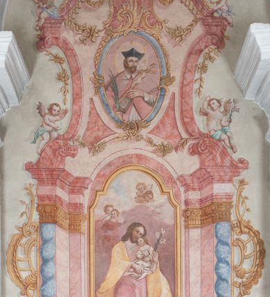 Zdjęcie nr 2: Polichromia ścienna przedstawia ukazany w sposób iluzjonistyczny ołtarz boczny św. Józefa. Mensa sarkofagowa, ozdobiona rocaille’owym kartuszem z napisem: „Dia 22 / July / 1796.”. Nastawa ustawiona na zdwojonym cokole. W górnej partii cokołu trzy rocaille’owe płyciny z modlitwami z kanonu mszy świętej. Na płycinie środkowej: „Gloria Credo in Deo / HOC EST ENIM / CORPUS MEUM”. Na płycinie lewej: „Evange/lium S 90 / IN principca / cruc Verbum, (…)VERBUM / CA(…)FA”. Na płycinie prawej: „Deus (…) / Mc / LAVabo inter / innocentes / manus meas”. Na mensie ołtarzowej na tle kanonu ustawiony jest krucyfiks, a po bokach dwa rokokowe lichtarze. Nastawa ujęta parami pilastrów, ustawionymi przed nimi filarami oraz kolumnami. Kolumny o kręconych trzonach, kapitele fantazyjne. Podpory podtrzymują pełne, przerwane nad polem głównym belkowanie z wolutowymi przyczółkami, na których usadzona jest para aniołków. W polu głównym w ramie w kształcie stojącego prostokąta zamkniętego łukiem wklęsło-wypukłym z uskokami jest namalowany obraz św. Józefa z Dzieciątkiem. Po bokach ołtarza rocaille’owe uszy ze zwisami kwiatowymi. Zwieńczenie w kształcie zbliżonym do stojącego prostokąta o wklęsłych bokach, ujętych spływami wolutowymi, na których w górnej części po bokach znajdują się imposty z usadzonymi na nich dwoma aniołkami. Szczyt zamknięty czterema spiętymi wolutkami, pośrodku krzyż o kształcie krzyża maltańskiego, poniżej podwieszony pas lambrekinu. W polu głównym zwieńczenia w owalnej ramie obraz przedstawiający św. Jana Nepomucena. Zwieńczenie dekorowane zwisami z gałązek różanych. Nastawa marmoryzowana w kolorze jasnoróżowym i jasnoróżowym, trzony kolumn, rama obrazu ze św. Janem Nepomucenem oraz mensa w kolorze jasnoniebieskim, a ornamentyka malowana jest w kolorze złotym. 