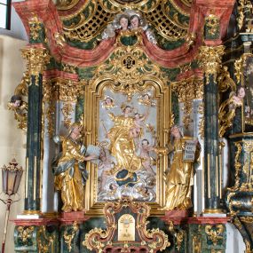 Zdjęcie nr 1: Ołtarz przyścienny, architektoniczny z mensą w formie sarkofagu o wklęsło-wypukłych bokach. W mensie kamienny portatyl. Retabulum jednoosiowe, jednokondygnacyjne ze zwieńczeniem, ustawione na wysokim zdwojonym cokole, zryzalitowanym bo bokach. Nastawa ujęta parą narożnych pilastrów kompozytowych oraz parą kolumn znacznie wysuniętych przed lico ołtarza. Kolumny o kanelowanych trzonach i kompozytowych głowicach podtrzymują faliste belkowanie. Zwieńczenie ujęte po bokach motywami „S” kształtnymi o wolutowo zwiniętych końcach, z których dolne mocno wysunięte do przodu, spoczywają na belkowaniu. Zwieńczenie zamknięte dwoma stykającymi się wolutami. Po bokach retabulum ażurowe uszaki formowane z grzebieni rocaille&#039;owych i motywów „C” kształtnych z rzeźbioną, uskrzydloną główką anielską. 
Pole środkowe w kształcie prostokątnej wnęki z zamknięciem kształtowanym z motywów „C”. We wnęce płaskorzeźba z przedstawieniem Najświętszej Marii Panny Niepokalanie Poczętej ujęta podwójną profilowaną ramą. U dołu, po bokach wnęki dwie konsole z ustawionymi pełnoplastycznymi figurami św. Elżbiety po prawej oraz św. Anny po lewej stronie. Święta Elżbieta trzyma kartę z napisem: „IOANNES / EST / NOMEN / EIUS / Ann(…)”, a święta Anna otwartą księgę zapisaną słowami: „Merito igitur / germen eadem / Anaa divino germo reult / Spiritus pierna liberi libent / Labori qve durionustructa / Vertat am sancti ludaribusmais / Clamorite me cum opta / veram”. Ponad kolumnami, po bokach zwieńczenia dwie figury aniołów, powyżej para uskrzydlonych puttów. W zwieńczeniu owalna wnęka z obrazem przedstawiającym św. Jana Chrzciciela, ujętym podwójną ramą. 
Ołtarz bogato dekorowany. Mensa zdobiona ornamentem rocaille&#039;owym. Pola cokołów zdobione płycinami kształtowanymi z grzebieni rocaille&#039;owych dekorujących też fryz. Trzony kolumn i pilastrów zdobią podwieszane motywy rocaille&#039;owe przeplatane z gałązkami róż, tworzącymi również rozległy, ażurowy kartusz nad polem środkowym. Boki zwieńczenia ujęte ażurowymi liśćmi akantu. Poniżej wnęki ażurowa, ukośna kratka regencyjna. Boki wnęki i szczyt zwieńczenia dekorowane pełnoplastycznymi rocaille&#039;ami. 
Całość struktury ołtarza pokryta malowaną marmoryzacją w odcieniach zieleni i brązu. Detal architektoniczny złocony, pilastry srebrzone.