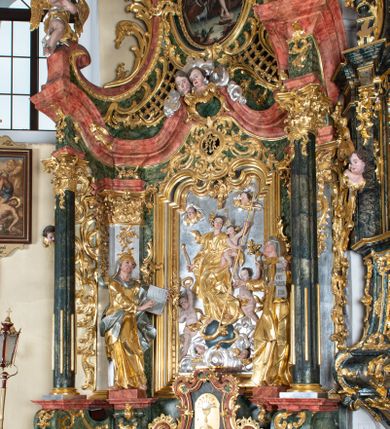 Zdjęcie nr 13: Ołtarz przyścienny, architektoniczny z mensą w formie sarkofagu o wklęsło-wypukłych bokach. W mensie kamienny portatyl. Retabulum jednoosiowe, jednokondygnacyjne ze zwieńczeniem, ustawione na wysokim zdwojonym cokole, zryzalitowanym bo bokach. Nastawa ujęta parą narożnych pilastrów kompozytowych oraz parą kolumn znacznie wysuniętych przed lico ołtarza. Kolumny o kanelowanych trzonach i kompozytowych głowicach podtrzymują faliste belkowanie. Zwieńczenie ujęte po bokach motywami „S” kształtnymi o wolutowo zwiniętych końcach, z których dolne mocno wysunięte do przodu, spoczywają na belkowaniu. Zwieńczenie zamknięte dwoma stykającymi się wolutami. Po bokach retabulum ażurowe uszaki formowane z grzebieni rocaille'owych i motywów „C” kształtnych z rzeźbioną, uskrzydloną główką anielską. 
Pole środkowe w kształcie prostokątnej wnęki z zamknięciem kształtowanym z motywów „C”. We wnęce płaskorzeźba z przedstawieniem Najświętszej Marii Panny Niepokalanie Poczętej ujęta podwójną profilowaną ramą. U dołu, po bokach wnęki dwie konsole z ustawionymi pełnoplastycznymi figurami św. Elżbiety po prawej oraz św. Anny po lewej stronie. Święta Elżbieta trzyma kartę z napisem: „IOANNES / EST / NOMEN / EIUS / Ann(…)”, a święta Anna otwartą księgę zapisaną słowami: „Merito igitur / germen eadem / Anaa divino germo reult / Spiritus pierna liberi libent / Labori qve durionustructa / Vertat am sancti ludaribusmais / Clamorite me cum opta / veram”. Ponad kolumnami, po bokach zwieńczenia dwie figury aniołów, powyżej para uskrzydlonych puttów. W zwieńczeniu owalna wnęka z obrazem przedstawiającym św. Jana Chrzciciela, ujętym podwójną ramą. 
Ołtarz bogato dekorowany. Mensa zdobiona ornamentem rocaille'owym. Pola cokołów zdobione płycinami kształtowanymi z grzebieni rocaille'owych dekorujących też fryz. Trzony kolumn i pilastrów zdobią podwieszane motywy rocaille'owe przeplatane z gałązkami róż, tworzącymi również rozległy, ażurowy kartusz nad polem środkowym. Boki zwieńczenia ujęte ażurowymi liśćmi akantu. Poniżej wnęki ażurowa, ukośna kratka regencyjna. Boki wnęki i szczyt zwieńczenia dekorowane pełnoplastycznymi rocaille'ami. 
Całość struktury ołtarza pokryta malowaną marmoryzacją w odcieniach zieleni i brązu. Detal architektoniczny złocony, pilastry srebrzone.