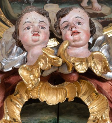 Zdjęcie nr 3: Ołtarz przyścienny, architektoniczny z mensą w formie sarkofagu o wklęsło-wypukłych bokach. W mensie kamienny portatyl. Retabulum jednoosiowe, jednokondygnacyjne ze zwieńczeniem, ustawione na wysokim zdwojonym cokole, zryzalitowanym bo bokach. Nastawa ujęta parą narożnych pilastrów kompozytowych oraz parą kolumn znacznie wysuniętych przed lico ołtarza. Kolumny o kanelowanych trzonach i kompozytowych głowicach podtrzymują faliste belkowanie. Zwieńczenie ujęte po bokach motywami „S” kształtnymi o wolutowo zwiniętych końcach, z których dolne mocno wysunięte do przodu, spoczywają na belkowaniu. Zwieńczenie zamknięte dwoma stykającymi się wolutami. Po bokach retabulum ażurowe uszaki formowane z grzebieni rocaille&#039;owych i motywów „C” kształtnych z rzeźbioną, uskrzydloną główką anielską. 
Pole środkowe w kształcie prostokątnej wnęki z zamknięciem kształtowanym z motywów „C”. We wnęce płaskorzeźba z przedstawieniem Najświętszej Marii Panny Niepokalanie Poczętej ujęta podwójną profilowaną ramą. U dołu, po bokach wnęki dwie konsole z ustawionymi pełnoplastycznymi figurami św. Elżbiety po prawej oraz św. Anny po lewej stronie. Święta Elżbieta trzyma kartę z napisem: „IOANNES / EST / NOMEN / EIUS / Ann(…)”, a święta Anna otwartą księgę zapisaną słowami: „Merito igitur / germen eadem / Anaa divino germo reult / Spiritus pierna liberi libent / Labori qve durionustructa / Vertat am sancti ludaribusmais / Clamorite me cum opta / veram”. Ponad kolumnami, po bokach zwieńczenia dwie figury aniołów, powyżej para uskrzydlonych puttów. W zwieńczeniu owalna wnęka z obrazem przedstawiającym św. Jana Chrzciciela, ujętym podwójną ramą. 
Ołtarz bogato dekorowany. Mensa zdobiona ornamentem rocaille&#039;owym. Pola cokołów zdobione płycinami kształtowanymi z grzebieni rocaille&#039;owych dekorujących też fryz. Trzony kolumn i pilastrów zdobią podwieszane motywy rocaille&#039;owe przeplatane z gałązkami róż, tworzącymi również rozległy, ażurowy kartusz nad polem środkowym. Boki zwieńczenia ujęte ażurowymi liśćmi akantu. Poniżej wnęki ażurowa, ukośna kratka regencyjna. Boki wnęki i szczyt zwieńczenia dekorowane pełnoplastycznymi rocaille&#039;ami. 
Całość struktury ołtarza pokryta malowaną marmoryzacją w odcieniach zieleni i brązu. Detal architektoniczny złocony, pilastry srebrzone.