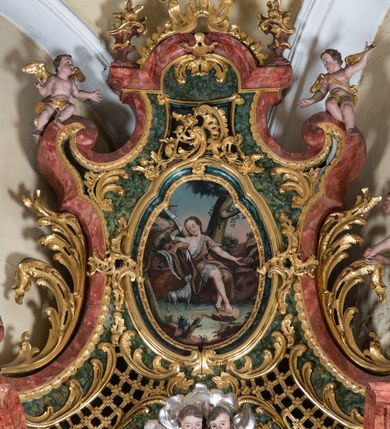 Zdjęcie nr 28: Ołtarz przyścienny, architektoniczny z mensą w formie sarkofagu o wklęsło-wypukłych bokach. W mensie kamienny portatyl. Retabulum jednoosiowe, jednokondygnacyjne ze zwieńczeniem, ustawione na wysokim zdwojonym cokole, zryzalitowanym bo bokach. Nastawa ujęta parą narożnych pilastrów kompozytowych oraz parą kolumn znacznie wysuniętych przed lico ołtarza. Kolumny o kanelowanych trzonach i kompozytowych głowicach podtrzymują faliste belkowanie. Zwieńczenie ujęte po bokach motywami „S” kształtnymi o wolutowo zwiniętych końcach, z których dolne mocno wysunięte do przodu, spoczywają na belkowaniu. Zwieńczenie zamknięte dwoma stykającymi się wolutami. Po bokach retabulum ażurowe uszaki formowane z grzebieni rocaille'owych i motywów „C” kształtnych z rzeźbioną, uskrzydloną główką anielską. 
Pole środkowe w kształcie prostokątnej wnęki z zamknięciem kształtowanym z motywów „C”. We wnęce płaskorzeźba z przedstawieniem Najświętszej Marii Panny Niepokalanie Poczętej ujęta podwójną profilowaną ramą. U dołu, po bokach wnęki dwie konsole z ustawionymi pełnoplastycznymi figurami św. Elżbiety po prawej oraz św. Anny po lewej stronie. Święta Elżbieta trzyma kartę z napisem: „IOANNES / EST / NOMEN / EIUS / Ann(…)”, a święta Anna otwartą księgę zapisaną słowami: „Merito igitur / germen eadem / Anaa divino germo reult / Spiritus pierna liberi libent / Labori qve durionustructa / Vertat am sancti ludaribusmais / Clamorite me cum opta / veram”. Ponad kolumnami, po bokach zwieńczenia dwie figury aniołów, powyżej para uskrzydlonych puttów. W zwieńczeniu owalna wnęka z obrazem przedstawiającym św. Jana Chrzciciela, ujętym podwójną ramą. 
Ołtarz bogato dekorowany. Mensa zdobiona ornamentem rocaille'owym. Pola cokołów zdobione płycinami kształtowanymi z grzebieni rocaille'owych dekorujących też fryz. Trzony kolumn i pilastrów zdobią podwieszane motywy rocaille'owe przeplatane z gałązkami róż, tworzącymi również rozległy, ażurowy kartusz nad polem środkowym. Boki zwieńczenia ujęte ażurowymi liśćmi akantu. Poniżej wnęki ażurowa, ukośna kratka regencyjna. Boki wnęki i szczyt zwieńczenia dekorowane pełnoplastycznymi rocaille'ami. 
Całość struktury ołtarza pokryta malowaną marmoryzacją w odcieniach zieleni i brązu. Detal architektoniczny złocony, pilastry srebrzone.