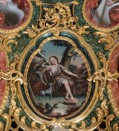 Zdjęcie nr 29: Ołtarz przyścienny, architektoniczny z mensą w formie sarkofagu o wklęsło-wypukłych bokach. W mensie kamienny portatyl. Retabulum jednoosiowe, jednokondygnacyjne ze zwieńczeniem, ustawione na wysokim zdwojonym cokole, zryzalitowanym bo bokach. Nastawa ujęta parą narożnych pilastrów kompozytowych oraz parą kolumn znacznie wysuniętych przed lico ołtarza. Kolumny o kanelowanych trzonach i kompozytowych głowicach podtrzymują faliste belkowanie. Zwieńczenie ujęte po bokach motywami „S” kształtnymi o wolutowo zwiniętych końcach, z których dolne mocno wysunięte do przodu, spoczywają na belkowaniu. Zwieńczenie zamknięte dwoma stykającymi się wolutami. Po bokach retabulum ażurowe uszaki formowane z grzebieni rocaille'owych i motywów „C” kształtnych z rzeźbioną, uskrzydloną główką anielską. 
Pole środkowe w kształcie prostokątnej wnęki z zamknięciem kształtowanym z motywów „C”. We wnęce płaskorzeźba z przedstawieniem Najświętszej Marii Panny Niepokalanie Poczętej ujęta podwójną profilowaną ramą. U dołu, po bokach wnęki dwie konsole z ustawionymi pełnoplastycznymi figurami św. Elżbiety po prawej oraz św. Anny po lewej stronie. Święta Elżbieta trzyma kartę z napisem: „IOANNES / EST / NOMEN / EIUS / Ann(…)”, a święta Anna otwartą księgę zapisaną słowami: „Merito igitur / germen eadem / Anaa divino germo reult / Spiritus pierna liberi libent / Labori qve durionustructa / Vertat am sancti ludaribusmais / Clamorite me cum opta / veram”. Ponad kolumnami, po bokach zwieńczenia dwie figury aniołów, powyżej para uskrzydlonych puttów. W zwieńczeniu owalna wnęka z obrazem przedstawiającym św. Jana Chrzciciela, ujętym podwójną ramą. 
Ołtarz bogato dekorowany. Mensa zdobiona ornamentem rocaille'owym. Pola cokołów zdobione płycinami kształtowanymi z grzebieni rocaille'owych dekorujących też fryz. Trzony kolumn i pilastrów zdobią podwieszane motywy rocaille'owe przeplatane z gałązkami róż, tworzącymi również rozległy, ażurowy kartusz nad polem środkowym. Boki zwieńczenia ujęte ażurowymi liśćmi akantu. Poniżej wnęki ażurowa, ukośna kratka regencyjna. Boki wnęki i szczyt zwieńczenia dekorowane pełnoplastycznymi rocaille'ami. 
Całość struktury ołtarza pokryta malowaną marmoryzacją w odcieniach zieleni i brązu. Detal architektoniczny złocony, pilastry srebrzone.