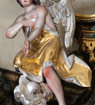 Zdjęcie nr 18: Nastawa ołtarzowa architektoniczna, trójosiowa z bramkami, jednokondygnacyjna ze zwieńczeniem. Ołtarz wysunięty do przodu, drewniany, sarkofagowy, wklęsło-wypukły, zwężający się ku dołowi, na profilowanym cokole, ujęty spływami wolutowymi; dekorowany w narożach palmetami, na froncie rocaille'owy kartusz z malowanymi skrzyżowanymi kluczami w polu. Mensa drewniana z silnie wysuniętą, profilowaną krawędzią, z portatylem z piaskowca. 

Tabernakulum w formie prostopadłościennej skrzynki o wypukłej ściance frontowej, ujęte z przodu ukośnie dostawionymi pilastrami na cokołach z trzonami w formie wolut, dźwigającymi niepełne belkowanie, opasujące je z trzech stron, nad ścianką frontową przyjmujące falistą formę zwieńczoną rocaille'm. Drzwiczki przyjmują kształt stojącego prostokąta zamkniętego łukiem półkolistym nadwieszonym, ujęte profilowaną ramą; w polu płaskorzeźbione przedstawienie kielicha z hostią w glorii na fakturowanym tle. Na belkowaniu, na osi podpór ustawiona jest para rocaille'owych lichtarzy. Tron wystawienia architektoniczny, trójosiowy; oś środkowa ponad tabernakulum w postaci ażurowej niszy z cokołem na pasyjkę, tylna ścianka utworzona z rocaille'u z kłosami zbóż; flankowana pilastrami zwieńczonymi falistym gzymsem, dźwigającymi ażurową, zamkniętą koronę. Podpory przechodzą w spływy wolutowe, ujmujące tabernakulum, na których końcach siedzi para adorujących puttów. Osie boczne są ujęte po bokach pilastrami dźwigającymi imposty podtrzymywane przez rocaille w partii trzonów oraz płonące wazony; pola wypełnione ażurowym rocaille'm i palmetami przechodzącymi w podwójne lichtarze.

Retabulum na planie półowalu, osie boczne ustawione prostopadle do środkowej. Oś środkowa posadowiona na wysokim, dwustrefowym cokole. W pierwszej strefie cokołu prostokątna płycina z napisem: „Z INICJATYWY / KS. PROBOSZCZA ROMANA GORCZYŃSKIEGO / W LATACH 2001 - 2006 / WYKONANO REMONT KOŚCIOŁA I KONSERWACJĘ / WYPOSAŻENIA”. W drugiej strefie cokołu, pośrodku płycina w formie leżącego prostokąta o fantazyjnie wyciętych bokach z malowanym kartuszem herbowym, dzielonym na cztery pola. W lewym górnym polu kartusza umieszczony jest orzeł, poniżej dwójka dzieci w łódce, a po prawej stronie tarczy, w prawym górnym polu dwójka dzieci w łódce, poniżej orzeł. U spodu napis z chronostychem: „EREXIT, AC EXORNAVIT HONORIBVS SANCTI PETRI, / AC PAVLI APOSTOLI ILLVSTRISSIMVS LIBER BAR I WNBS(?) IOANELLY / A TOLVANA PROPPII X I”. Klejnotem jest hełm z pióropuszem zakończony półpostacią rycerza w zbroi, zaś labry mają formę bujnej wici akantowej.  Ryzality cokołów ozdobione są z trzech stron rocaille'owymi płycinami; skrajne konsole rocaille'm i różanymi gałązkami. Oś główna flankowana parą kolumn ustawioną na tle zwielokrotnionych pilastrów. Podpory dźwigają pełne belkowanie, przerwane nad polem środkowym, wyłamane na ich osi oraz przerwany wolutowy przyczółek. W polu środkowym podwójna, profilowana rama w formie stojącego prostokąta zamkniętego łukiem nadwieszonym z uskokami z obrazem św. Piotra i św. Pawła; flankowana przez figury św. Szymona po lewej stronie i św. Judy Tadeusza po prawej, ustawionymi na rocaille'owych wspornikach. Ramy obrazu, trzony wewnętrznych pilastrów i pola za środkową parą figur dekorowane rocaille'm. 

Zwieńczenie w formie zbliżonej do stojącego prostokąta, ujęte spływami wolutowymi, zamknięte falistym gzymsem przechodzącym w antytetycznie zwrócone woluty. Całość zwieńczona gołębicą Ducha Świętego w glorii promienistej. W polu rzeźbiarska grupa Koronacji Marii w glorii promienistej, pośród obłoków i uskrzydlonych główek anielskich. Dwa flankujące grupę putta  na obłokach trzymają banderole z napisem: „FILIA DEI PATRIS” i „MATER DEI FILII”, a kolejne dwa usadzone na szczycie: „VENI CORONABERIS” oraz „VENI SPONSA MEA”. Poniżej zwieńczenia w ażurowym kartuszu znajduje się napis: „QVA E/ST ISTA / QVAE PROGREDI/TUR QVASI AURORA / CONSURGENS / Cant 6.”. Na przyczółku siedzące figury św. Joachima po lewej stronie i św. Józefa po prawej, na gzymsie flankującym pole środkowe dwa putta trzymające słońce i księżyc, na zewnętrznych osiach dwa adorujące anioły. Spływy zwieńczenia dekorowane strzępiastymi liśćmi palmowymi, muszlą i rocaille’m. 

Osie boczne ustawione są na wysokim cokole, od zewnątrz ujęte pilastrami przechodzącymi w woluty, od wewnątrz sąsiadują z osią środkową. Pośrodku bramki z drzwiczkami zakończonymi gzymsem przyjmującym formę cokołu dla figur. Drzwiczki w formie stojącego prostokątna zamkniętego łukiem segmentowym nadwieszonym; osie na skraju ujęte konsolami stanowiącymi cokoły dla podpór. Ryzalit bramek zdobiony płyciną ze strzępiastym grzebieniem; drzwiczki z płyciną z rocaille'm i kwiatowym zwisem na wstążce; powyższy cokół ujęty liśćmi palmowymi i rocaille'm. Kondygnacja flankowana na skraju kolumną ustawioną na tle pilastru, które podtrzymują wyłamany gzyms zakończony wolutami ujmującymi szczyt o falistym przebiegu, na którym ustawiony jest duży płomienisty wazon. W polach ustawione są figury: po lewej się Jakuba Starszego, a po prawej św. Filipa. Na zwieńczeniach usadzone dwie figury aniołów. 

Struktura w całości marmoryzowana w kolorze zielono-brązowym; ornamentyka, kolumny złocone, detale srebrzone. Wszystkie kolumny w jednej trzeciej wysokości przedzielone rocaille’m, a fryz z elementami dekoracji rokokowej. Tabernakulum i tron wystawienia w całości złocone.

