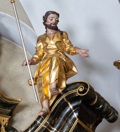 Zdjęcie nr 19: Nastawa ołtarzowa architektoniczna, trójosiowa z bramkami, jednokondygnacyjna ze zwieńczeniem. Ołtarz wysunięty do przodu, drewniany, sarkofagowy, wklęsło-wypukły, zwężający się ku dołowi, na profilowanym cokole, ujęty spływami wolutowymi; dekorowany w narożach palmetami, na froncie rocaille&#039;owy kartusz z malowanymi skrzyżowanymi kluczami w polu. Mensa drewniana z silnie wysuniętą, profilowaną krawędzią, z portatylem z piaskowca. 

Tabernakulum w formie prostopadłościennej skrzynki o wypukłej ściance frontowej, ujęte z przodu ukośnie dostawionymi pilastrami na cokołach z trzonami w formie wolut, dźwigającymi niepełne belkowanie, opasujące je z trzech stron, nad ścianką frontową przyjmujące falistą formę zwieńczoną rocaille&#039;m. Drzwiczki przyjmują kształt stojącego prostokąta zamkniętego łukiem półkolistym nadwieszonym, ujęte profilowaną ramą; w polu płaskorzeźbione przedstawienie kielicha z hostią w glorii na fakturowanym tle. Na belkowaniu, na osi podpór ustawiona jest para rocaille&#039;owych lichtarzy. Tron wystawienia architektoniczny, trójosiowy; oś środkowa ponad tabernakulum w postaci ażurowej niszy z cokołem na pasyjkę, tylna ścianka utworzona z rocaille&#039;u z kłosami zbóż; flankowana pilastrami zwieńczonymi falistym gzymsem, dźwigającymi ażurową, zamkniętą koronę. Podpory przechodzą w spływy wolutowe, ujmujące tabernakulum, na których końcach siedzi para adorujących puttów. Osie boczne są ujęte po bokach pilastrami dźwigającymi imposty podtrzymywane przez rocaille w partii trzonów oraz płonące wazony; pola wypełnione ażurowym rocaille&#039;m i palmetami przechodzącymi w podwójne lichtarze.

Retabulum na planie półowalu, osie boczne ustawione prostopadle do środkowej. Oś środkowa posadowiona na wysokim, dwustrefowym cokole. W pierwszej strefie cokołu prostokątna płycina z napisem: „Z INICJATYWY / KS. PROBOSZCZA ROMANA GORCZYŃSKIEGO / W LATACH 2001 - 2006 / WYKONANO REMONT KOŚCIOŁA I KONSERWACJĘ / WYPOSAŻENIA”. W drugiej strefie cokołu, pośrodku płycina w formie leżącego prostokąta o fantazyjnie wyciętych bokach z malowanym kartuszem herbowym, dzielonym na cztery pola. W lewym górnym polu kartusza umieszczony jest orzeł, poniżej dwójka dzieci w łódce, a po prawej stronie tarczy, w prawym górnym polu dwójka dzieci w łódce, poniżej orzeł. U spodu napis z chronostychem: „EREXIT, AC EXORNAVIT HONORIBVS SANCTI PETRI, / AC PAVLI APOSTOLI ILLVSTRISSIMVS LIBER BAR I WNBS(?) IOANELLY / A TOLVANA PROPPII X I”. Klejnotem jest hełm z pióropuszem zakończony półpostacią rycerza w zbroi, zaś labry mają formę bujnej wici akantowej.  Ryzality cokołów ozdobione są z trzech stron rocaille&#039;owymi płycinami; skrajne konsole rocaille&#039;m i różanymi gałązkami. Oś główna flankowana parą kolumn ustawioną na tle zwielokrotnionych pilastrów. Podpory dźwigają pełne belkowanie, przerwane nad polem środkowym, wyłamane na ich osi oraz przerwany wolutowy przyczółek. W polu środkowym podwójna, profilowana rama w formie stojącego prostokąta zamkniętego łukiem nadwieszonym z uskokami z obrazem św. Piotra i św. Pawła; flankowana przez figury św. Szymona po lewej stronie i św. Judy Tadeusza po prawej, ustawionymi na rocaille&#039;owych wspornikach. Ramy obrazu, trzony wewnętrznych pilastrów i pola za środkową parą figur dekorowane rocaille&#039;m. 

Zwieńczenie w formie zbliżonej do stojącego prostokąta, ujęte spływami wolutowymi, zamknięte falistym gzymsem przechodzącym w antytetycznie zwrócone woluty. Całość zwieńczona gołębicą Ducha Świętego w glorii promienistej. W polu rzeźbiarska grupa Koronacji Marii w glorii promienistej, pośród obłoków i uskrzydlonych główek anielskich. Dwa flankujące grupę putta  na obłokach trzymają banderole z napisem: „FILIA DEI PATRIS” i „MATER DEI FILII”, a kolejne dwa usadzone na szczycie: „VENI CORONABERIS” oraz „VENI SPONSA MEA”. Poniżej zwieńczenia w ażurowym kartuszu znajduje się napis: „QVA E/ST ISTA / QVAE PROGREDI/TUR QVASI AURORA / CONSURGENS / Cant 6.”. Na przyczółku siedzące figury św. Joachima po lewej stronie i św. Józefa po prawej, na gzymsie flankującym pole środkowe dwa putta trzymające słońce i księżyc, na zewnętrznych osiach dwa adorujące anioły. Spływy zwieńczenia dekorowane strzępiastymi liśćmi palmowymi, muszlą i rocaille’m. 

Osie boczne ustawione są na wysokim cokole, od zewnątrz ujęte pilastrami przechodzącymi w woluty, od wewnątrz sąsiadują z osią środkową. Pośrodku bramki z drzwiczkami zakończonymi gzymsem przyjmującym formę cokołu dla figur. Drzwiczki w formie stojącego prostokątna zamkniętego łukiem segmentowym nadwieszonym; osie na skraju ujęte konsolami stanowiącymi cokoły dla podpór. Ryzalit bramek zdobiony płyciną ze strzępiastym grzebieniem; drzwiczki z płyciną z rocaille&#039;m i kwiatowym zwisem na wstążce; powyższy cokół ujęty liśćmi palmowymi i rocaille&#039;m. Kondygnacja flankowana na skraju kolumną ustawioną na tle pilastru, które podtrzymują wyłamany gzyms zakończony wolutami ujmującymi szczyt o falistym przebiegu, na którym ustawiony jest duży płomienisty wazon. W polach ustawione są figury: po lewej się Jakuba Starszego, a po prawej św. Filipa. Na zwieńczeniach usadzone dwie figury aniołów. 

Struktura w całości marmoryzowana w kolorze zielono-brązowym; ornamentyka, kolumny złocone, detale srebrzone. Wszystkie kolumny w jednej trzeciej wysokości przedzielone rocaille’m, a fryz z elementami dekoracji rokokowej. Tabernakulum i tron wystawienia w całości złocone.

