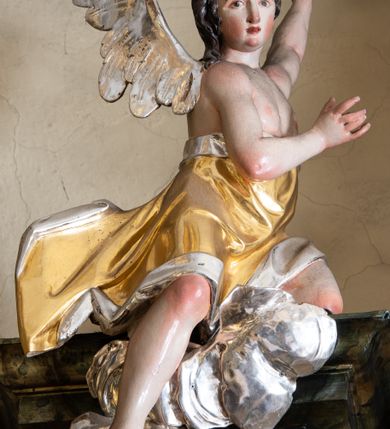 Zdjęcie nr 17: Nastawa ołtarzowa architektoniczna, trójosiowa z bramkami, jednokondygnacyjna ze zwieńczeniem. Ołtarz wysunięty do przodu, drewniany, sarkofagowy, wklęsło-wypukły, zwężający się ku dołowi, na profilowanym cokole, ujęty spływami wolutowymi; dekorowany w narożach palmetami, na froncie rocaille'owy kartusz z malowanymi skrzyżowanymi kluczami w polu. Mensa drewniana z silnie wysuniętą, profilowaną krawędzią, z portatylem z piaskowca. 

Tabernakulum w formie prostopadłościennej skrzynki o wypukłej ściance frontowej, ujęte z przodu ukośnie dostawionymi pilastrami na cokołach z trzonami w formie wolut, dźwigającymi niepełne belkowanie, opasujące je z trzech stron, nad ścianką frontową przyjmujące falistą formę zwieńczoną rocaille'm. Drzwiczki przyjmują kształt stojącego prostokąta zamkniętego łukiem półkolistym nadwieszonym, ujęte profilowaną ramą; w polu płaskorzeźbione przedstawienie kielicha z hostią w glorii na fakturowanym tle. Na belkowaniu, na osi podpór ustawiona jest para rocaille'owych lichtarzy. Tron wystawienia architektoniczny, trójosiowy; oś środkowa ponad tabernakulum w postaci ażurowej niszy z cokołem na pasyjkę, tylna ścianka utworzona z rocaille'u z kłosami zbóż; flankowana pilastrami zwieńczonymi falistym gzymsem, dźwigającymi ażurową, zamkniętą koronę. Podpory przechodzą w spływy wolutowe, ujmujące tabernakulum, na których końcach siedzi para adorujących puttów. Osie boczne są ujęte po bokach pilastrami dźwigającymi imposty podtrzymywane przez rocaille w partii trzonów oraz płonące wazony; pola wypełnione ażurowym rocaille'm i palmetami przechodzącymi w podwójne lichtarze.

Retabulum na planie półowalu, osie boczne ustawione prostopadle do środkowej. Oś środkowa posadowiona na wysokim, dwustrefowym cokole. W pierwszej strefie cokołu prostokątna płycina z napisem: „Z INICJATYWY / KS. PROBOSZCZA ROMANA GORCZYŃSKIEGO / W LATACH 2001 - 2006 / WYKONANO REMONT KOŚCIOŁA I KONSERWACJĘ / WYPOSAŻENIA”. W drugiej strefie cokołu, pośrodku płycina w formie leżącego prostokąta o fantazyjnie wyciętych bokach z malowanym kartuszem herbowym, dzielonym na cztery pola. W lewym górnym polu kartusza umieszczony jest orzeł, poniżej dwójka dzieci w łódce, a po prawej stronie tarczy, w prawym górnym polu dwójka dzieci w łódce, poniżej orzeł. U spodu napis z chronostychem: „EREXIT, AC EXORNAVIT HONORIBVS SANCTI PETRI, / AC PAVLI APOSTOLI ILLVSTRISSIMVS LIBER BAR I WNBS(?) IOANELLY / A TOLVANA PROPPII X I”. Klejnotem jest hełm z pióropuszem zakończony półpostacią rycerza w zbroi, zaś labry mają formę bujnej wici akantowej.  Ryzality cokołów ozdobione są z trzech stron rocaille'owymi płycinami; skrajne konsole rocaille'm i różanymi gałązkami. Oś główna flankowana parą kolumn ustawioną na tle zwielokrotnionych pilastrów. Podpory dźwigają pełne belkowanie, przerwane nad polem środkowym, wyłamane na ich osi oraz przerwany wolutowy przyczółek. W polu środkowym podwójna, profilowana rama w formie stojącego prostokąta zamkniętego łukiem nadwieszonym z uskokami z obrazem św. Piotra i św. Pawła; flankowana przez figury św. Szymona po lewej stronie i św. Judy Tadeusza po prawej, ustawionymi na rocaille'owych wspornikach. Ramy obrazu, trzony wewnętrznych pilastrów i pola za środkową parą figur dekorowane rocaille'm. 

Zwieńczenie w formie zbliżonej do stojącego prostokąta, ujęte spływami wolutowymi, zamknięte falistym gzymsem przechodzącym w antytetycznie zwrócone woluty. Całość zwieńczona gołębicą Ducha Świętego w glorii promienistej. W polu rzeźbiarska grupa Koronacji Marii w glorii promienistej, pośród obłoków i uskrzydlonych główek anielskich. Dwa flankujące grupę putta  na obłokach trzymają banderole z napisem: „FILIA DEI PATRIS” i „MATER DEI FILII”, a kolejne dwa usadzone na szczycie: „VENI CORONABERIS” oraz „VENI SPONSA MEA”. Poniżej zwieńczenia w ażurowym kartuszu znajduje się napis: „QVA E/ST ISTA / QVAE PROGREDI/TUR QVASI AURORA / CONSURGENS / Cant 6.”. Na przyczółku siedzące figury św. Joachima po lewej stronie i św. Józefa po prawej, na gzymsie flankującym pole środkowe dwa putta trzymające słońce i księżyc, na zewnętrznych osiach dwa adorujące anioły. Spływy zwieńczenia dekorowane strzępiastymi liśćmi palmowymi, muszlą i rocaille’m. 

Osie boczne ustawione są na wysokim cokole, od zewnątrz ujęte pilastrami przechodzącymi w woluty, od wewnątrz sąsiadują z osią środkową. Pośrodku bramki z drzwiczkami zakończonymi gzymsem przyjmującym formę cokołu dla figur. Drzwiczki w formie stojącego prostokątna zamkniętego łukiem segmentowym nadwieszonym; osie na skraju ujęte konsolami stanowiącymi cokoły dla podpór. Ryzalit bramek zdobiony płyciną ze strzępiastym grzebieniem; drzwiczki z płyciną z rocaille'm i kwiatowym zwisem na wstążce; powyższy cokół ujęty liśćmi palmowymi i rocaille'm. Kondygnacja flankowana na skraju kolumną ustawioną na tle pilastru, które podtrzymują wyłamany gzyms zakończony wolutami ujmującymi szczyt o falistym przebiegu, na którym ustawiony jest duży płomienisty wazon. W polach ustawione są figury: po lewej się Jakuba Starszego, a po prawej św. Filipa. Na zwieńczeniach usadzone dwie figury aniołów. 

Struktura w całości marmoryzowana w kolorze zielono-brązowym; ornamentyka, kolumny złocone, detale srebrzone. Wszystkie kolumny w jednej trzeciej wysokości przedzielone rocaille’m, a fryz z elementami dekoracji rokokowej. Tabernakulum i tron wystawienia w całości złocone.

