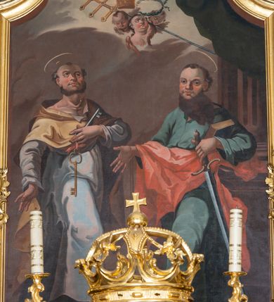 Zdjęcie nr 12: Nastawa ołtarzowa architektoniczna, trójosiowa z bramkami, jednokondygnacyjna ze zwieńczeniem. Ołtarz wysunięty do przodu, drewniany, sarkofagowy, wklęsło-wypukły, zwężający się ku dołowi, na profilowanym cokole, ujęty spływami wolutowymi; dekorowany w narożach palmetami, na froncie rocaille&#039;owy kartusz z malowanymi skrzyżowanymi kluczami w polu. Mensa drewniana z silnie wysuniętą, profilowaną krawędzią, z portatylem z piaskowca. 

Tabernakulum w formie prostopadłościennej skrzynki o wypukłej ściance frontowej, ujęte z przodu ukośnie dostawionymi pilastrami na cokołach z trzonami w formie wolut, dźwigającymi niepełne belkowanie, opasujące je z trzech stron, nad ścianką frontową przyjmujące falistą formę zwieńczoną rocaille&#039;m. Drzwiczki przyjmują kształt stojącego prostokąta zamkniętego łukiem półkolistym nadwieszonym, ujęte profilowaną ramą; w polu płaskorzeźbione przedstawienie kielicha z hostią w glorii na fakturowanym tle. Na belkowaniu, na osi podpór ustawiona jest para rocaille&#039;owych lichtarzy. Tron wystawienia architektoniczny, trójosiowy; oś środkowa ponad tabernakulum w postaci ażurowej niszy z cokołem na pasyjkę, tylna ścianka utworzona z rocaille&#039;u z kłosami zbóż; flankowana pilastrami zwieńczonymi falistym gzymsem, dźwigającymi ażurową, zamkniętą koronę. Podpory przechodzą w spływy wolutowe, ujmujące tabernakulum, na których końcach siedzi para adorujących puttów. Osie boczne są ujęte po bokach pilastrami dźwigającymi imposty podtrzymywane przez rocaille w partii trzonów oraz płonące wazony; pola wypełnione ażurowym rocaille&#039;m i palmetami przechodzącymi w podwójne lichtarze.

Retabulum na planie półowalu, osie boczne ustawione prostopadle do środkowej. Oś środkowa posadowiona na wysokim, dwustrefowym cokole. W pierwszej strefie cokołu prostokątna płycina z napisem: „Z INICJATYWY / KS. PROBOSZCZA ROMANA GORCZYŃSKIEGO / W LATACH 2001 - 2006 / WYKONANO REMONT KOŚCIOŁA I KONSERWACJĘ / WYPOSAŻENIA”. W drugiej strefie cokołu, pośrodku płycina w formie leżącego prostokąta o fantazyjnie wyciętych bokach z malowanym kartuszem herbowym, dzielonym na cztery pola. W lewym górnym polu kartusza umieszczony jest orzeł, poniżej dwójka dzieci w łódce, a po prawej stronie tarczy, w prawym górnym polu dwójka dzieci w łódce, poniżej orzeł. U spodu napis z chronostychem: „EREXIT, AC EXORNAVIT HONORIBVS SANCTI PETRI, / AC PAVLI APOSTOLI ILLVSTRISSIMVS LIBER BAR I WNBS(?) IOANELLY / A TOLVANA PROPPII X I”. Klejnotem jest hełm z pióropuszem zakończony półpostacią rycerza w zbroi, zaś labry mają formę bujnej wici akantowej.  Ryzality cokołów ozdobione są z trzech stron rocaille&#039;owymi płycinami; skrajne konsole rocaille&#039;m i różanymi gałązkami. Oś główna flankowana parą kolumn ustawioną na tle zwielokrotnionych pilastrów. Podpory dźwigają pełne belkowanie, przerwane nad polem środkowym, wyłamane na ich osi oraz przerwany wolutowy przyczółek. W polu środkowym podwójna, profilowana rama w formie stojącego prostokąta zamkniętego łukiem nadwieszonym z uskokami z obrazem św. Piotra i św. Pawła; flankowana przez figury św. Szymona po lewej stronie i św. Judy Tadeusza po prawej, ustawionymi na rocaille&#039;owych wspornikach. Ramy obrazu, trzony wewnętrznych pilastrów i pola za środkową parą figur dekorowane rocaille&#039;m. 

Zwieńczenie w formie zbliżonej do stojącego prostokąta, ujęte spływami wolutowymi, zamknięte falistym gzymsem przechodzącym w antytetycznie zwrócone woluty. Całość zwieńczona gołębicą Ducha Świętego w glorii promienistej. W polu rzeźbiarska grupa Koronacji Marii w glorii promienistej, pośród obłoków i uskrzydlonych główek anielskich. Dwa flankujące grupę putta  na obłokach trzymają banderole z napisem: „FILIA DEI PATRIS” i „MATER DEI FILII”, a kolejne dwa usadzone na szczycie: „VENI CORONABERIS” oraz „VENI SPONSA MEA”. Poniżej zwieńczenia w ażurowym kartuszu znajduje się napis: „QVA E/ST ISTA / QVAE PROGREDI/TUR QVASI AURORA / CONSURGENS / Cant 6.”. Na przyczółku siedzące figury św. Joachima po lewej stronie i św. Józefa po prawej, na gzymsie flankującym pole środkowe dwa putta trzymające słońce i księżyc, na zewnętrznych osiach dwa adorujące anioły. Spływy zwieńczenia dekorowane strzępiastymi liśćmi palmowymi, muszlą i rocaille’m. 

Osie boczne ustawione są na wysokim cokole, od zewnątrz ujęte pilastrami przechodzącymi w woluty, od wewnątrz sąsiadują z osią środkową. Pośrodku bramki z drzwiczkami zakończonymi gzymsem przyjmującym formę cokołu dla figur. Drzwiczki w formie stojącego prostokątna zamkniętego łukiem segmentowym nadwieszonym; osie na skraju ujęte konsolami stanowiącymi cokoły dla podpór. Ryzalit bramek zdobiony płyciną ze strzępiastym grzebieniem; drzwiczki z płyciną z rocaille&#039;m i kwiatowym zwisem na wstążce; powyższy cokół ujęty liśćmi palmowymi i rocaille&#039;m. Kondygnacja flankowana na skraju kolumną ustawioną na tle pilastru, które podtrzymują wyłamany gzyms zakończony wolutami ujmującymi szczyt o falistym przebiegu, na którym ustawiony jest duży płomienisty wazon. W polach ustawione są figury: po lewej się Jakuba Starszego, a po prawej św. Filipa. Na zwieńczeniach usadzone dwie figury aniołów. 

Struktura w całości marmoryzowana w kolorze zielono-brązowym; ornamentyka, kolumny złocone, detale srebrzone. Wszystkie kolumny w jednej trzeciej wysokości przedzielone rocaille’m, a fryz z elementami dekoracji rokokowej. Tabernakulum i tron wystawienia w całości złocone.

