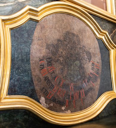 Zdjęcie nr 36: Nastawa ołtarzowa architektoniczna, trójosiowa z bramkami, jednokondygnacyjna ze zwieńczeniem. Ołtarz wysunięty do przodu, drewniany, sarkofagowy, wklęsło-wypukły, zwężający się ku dołowi, na profilowanym cokole, ujęty spływami wolutowymi; dekorowany w narożach palmetami, na froncie rocaille'owy kartusz z malowanymi skrzyżowanymi kluczami w polu. Mensa drewniana z silnie wysuniętą, profilowaną krawędzią, z portatylem z piaskowca. 

Tabernakulum w formie prostopadłościennej skrzynki o wypukłej ściance frontowej, ujęte z przodu ukośnie dostawionymi pilastrami na cokołach z trzonami w formie wolut, dźwigającymi niepełne belkowanie, opasujące je z trzech stron, nad ścianką frontową przyjmujące falistą formę zwieńczoną rocaille'm. Drzwiczki przyjmują kształt stojącego prostokąta zamkniętego łukiem półkolistym nadwieszonym, ujęte profilowaną ramą; w polu płaskorzeźbione przedstawienie kielicha z hostią w glorii na fakturowanym tle. Na belkowaniu, na osi podpór ustawiona jest para rocaille'owych lichtarzy. Tron wystawienia architektoniczny, trójosiowy; oś środkowa ponad tabernakulum w postaci ażurowej niszy z cokołem na pasyjkę, tylna ścianka utworzona z rocaille'u z kłosami zbóż; flankowana pilastrami zwieńczonymi falistym gzymsem, dźwigającymi ażurową, zamkniętą koronę. Podpory przechodzą w spływy wolutowe, ujmujące tabernakulum, na których końcach siedzi para adorujących puttów. Osie boczne są ujęte po bokach pilastrami dźwigającymi imposty podtrzymywane przez rocaille w partii trzonów oraz płonące wazony; pola wypełnione ażurowym rocaille'm i palmetami przechodzącymi w podwójne lichtarze.

Retabulum na planie półowalu, osie boczne ustawione prostopadle do środkowej. Oś środkowa posadowiona na wysokim, dwustrefowym cokole. W pierwszej strefie cokołu prostokątna płycina z napisem: „Z INICJATYWY / KS. PROBOSZCZA ROMANA GORCZYŃSKIEGO / W LATACH 2001 - 2006 / WYKONANO REMONT KOŚCIOŁA I KONSERWACJĘ / WYPOSAŻENIA”. W drugiej strefie cokołu, pośrodku płycina w formie leżącego prostokąta o fantazyjnie wyciętych bokach z malowanym kartuszem herbowym, dzielonym na cztery pola. W lewym górnym polu kartusza umieszczony jest orzeł, poniżej dwójka dzieci w łódce, a po prawej stronie tarczy, w prawym górnym polu dwójka dzieci w łódce, poniżej orzeł. U spodu napis z chronostychem: „EREXIT, AC EXORNAVIT HONORIBVS SANCTI PETRI, / AC PAVLI APOSTOLI ILLVSTRISSIMVS LIBER BAR I WNBS(?) IOANELLY / A TOLVANA PROPPII X I”. Klejnotem jest hełm z pióropuszem zakończony półpostacią rycerza w zbroi, zaś labry mają formę bujnej wici akantowej.  Ryzality cokołów ozdobione są z trzech stron rocaille'owymi płycinami; skrajne konsole rocaille'm i różanymi gałązkami. Oś główna flankowana parą kolumn ustawioną na tle zwielokrotnionych pilastrów. Podpory dźwigają pełne belkowanie, przerwane nad polem środkowym, wyłamane na ich osi oraz przerwany wolutowy przyczółek. W polu środkowym podwójna, profilowana rama w formie stojącego prostokąta zamkniętego łukiem nadwieszonym z uskokami z obrazem św. Piotra i św. Pawła; flankowana przez figury św. Szymona po lewej stronie i św. Judy Tadeusza po prawej, ustawionymi na rocaille'owych wspornikach. Ramy obrazu, trzony wewnętrznych pilastrów i pola za środkową parą figur dekorowane rocaille'm. 

Zwieńczenie w formie zbliżonej do stojącego prostokąta, ujęte spływami wolutowymi, zamknięte falistym gzymsem przechodzącym w antytetycznie zwrócone woluty. Całość zwieńczona gołębicą Ducha Świętego w glorii promienistej. W polu rzeźbiarska grupa Koronacji Marii w glorii promienistej, pośród obłoków i uskrzydlonych główek anielskich. Dwa flankujące grupę putta  na obłokach trzymają banderole z napisem: „FILIA DEI PATRIS” i „MATER DEI FILII”, a kolejne dwa usadzone na szczycie: „VENI CORONABERIS” oraz „VENI SPONSA MEA”. Poniżej zwieńczenia w ażurowym kartuszu znajduje się napis: „QVA E/ST ISTA / QVAE PROGREDI/TUR QVASI AURORA / CONSURGENS / Cant 6.”. Na przyczółku siedzące figury św. Joachima po lewej stronie i św. Józefa po prawej, na gzymsie flankującym pole środkowe dwa putta trzymające słońce i księżyc, na zewnętrznych osiach dwa adorujące anioły. Spływy zwieńczenia dekorowane strzępiastymi liśćmi palmowymi, muszlą i rocaille’m. 

Osie boczne ustawione są na wysokim cokole, od zewnątrz ujęte pilastrami przechodzącymi w woluty, od wewnątrz sąsiadują z osią środkową. Pośrodku bramki z drzwiczkami zakończonymi gzymsem przyjmującym formę cokołu dla figur. Drzwiczki w formie stojącego prostokątna zamkniętego łukiem segmentowym nadwieszonym; osie na skraju ujęte konsolami stanowiącymi cokoły dla podpór. Ryzalit bramek zdobiony płyciną ze strzępiastym grzebieniem; drzwiczki z płyciną z rocaille'm i kwiatowym zwisem na wstążce; powyższy cokół ujęty liśćmi palmowymi i rocaille'm. Kondygnacja flankowana na skraju kolumną ustawioną na tle pilastru, które podtrzymują wyłamany gzyms zakończony wolutami ujmującymi szczyt o falistym przebiegu, na którym ustawiony jest duży płomienisty wazon. W polach ustawione są figury: po lewej się Jakuba Starszego, a po prawej św. Filipa. Na zwieńczeniach usadzone dwie figury aniołów. 

Struktura w całości marmoryzowana w kolorze zielono-brązowym; ornamentyka, kolumny złocone, detale srebrzone. Wszystkie kolumny w jednej trzeciej wysokości przedzielone rocaille’m, a fryz z elementami dekoracji rokokowej. Tabernakulum i tron wystawienia w całości złocone.

