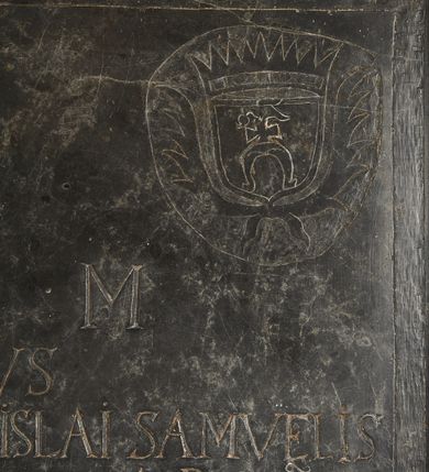 Zdjęcie nr 2: Tablica w kształcie stojącego prostokąta ujęta w profilowane obramienie i obwiedziona cienką bordiurą. W narożach cztery tarcze zwieńczone koronami i ujęte od dołu wiązkami larów mieszczące godła herbów: Junosza, Ślepowron, Doliwa i Sas. Pośrodku inskrypcja „D[EO] O[PTIMO] M[AXIMO] / PiISQ(UE)MANIBVS / MAGNE(FICI) AC G(E)N(ER)OSI OLIM STANISLAI SAMVELIS / IN KALINOW KALINO(WS)KI VENATORIS PALL(A)T(INAT)VS / PODLA(C)HIAE MAGNANIMVS LEGIONEM DVCTOR / INFRACTVS DENISTERANNISIN HOSTES / GLORIOSIS MARTEM CICATRICIBUS SPIRANS / BELLATOR /
TRIBVNALICVS ET CONFEDERATI PAL(LA)T(INAT)VS CRACO/VIENSIS IVDEX ET PRAESES / METROPOLITANAE COMMENTATOR ARCIS / MVNIFICVS CVVLTVS DIVINI FVNDATOR / REGVMAE ET MAGNATVM DELICIAE / EGENORUM PATER / EHEVFATO PROFFRATUS / IN RECTE FACTISAE ET PROLE SUPERSTITE / MAGNUM IMITATURA PARENTEM / AETERNUM DEO ET PATRIAE VICTURUS / CHRISTIANO MORTALISSI MORTALIA COGITAS / IMMORTALEM MOTRUO APPRECARE VITAM / OPTIME MERITVS HEROS VI ANNORUM / E(T) MORTALITATIS STATIONE DECESSIT / DIE XII MENSIS APRILIS AN[N]O 1679”.