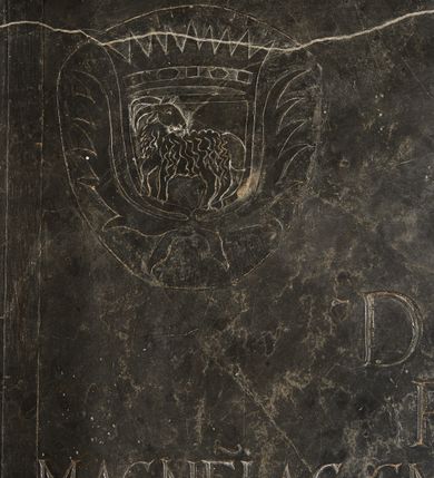 Zdjęcie nr 3: Tablica w kształcie stojącego prostokąta ujęta w profilowane obramienie i obwiedziona cienką bordiurą. W narożach cztery tarcze zwieńczone koronami i ujęte od dołu wiązkami larów mieszczące godła herbów: Junosza, Ślepowron, Doliwa i Sas. Pośrodku inskrypcja „D[EO] O[PTIMO] M[AXIMO] / PiISQ(UE)MANIBVS / MAGNE(FICI) AC G(E)N(ER)OSI OLIM STANISLAI SAMVELIS / IN KALINOW KALINO(WS)KI VENATORIS PALL(A)T(INAT)VS / PODLA(C)HIAE MAGNANIMVS LEGIONEM DVCTOR / INFRACTVS DENISTERANNISIN HOSTES / GLORIOSIS MARTEM CICATRICIBUS SPIRANS / BELLATOR /
TRIBVNALICVS ET CONFEDERATI PAL(LA)T(INAT)VS CRACO/VIENSIS IVDEX ET PRAESES / METROPOLITANAE COMMENTATOR ARCIS / MVNIFICVS CVVLTVS DIVINI FVNDATOR / REGVMAE ET MAGNATVM DELICIAE / EGENORUM PATER / EHEVFATO PROFFRATUS / IN RECTE FACTISAE ET PROLE SUPERSTITE / MAGNUM IMITATURA PARENTEM / AETERNUM DEO ET PATRIAE VICTURUS / CHRISTIANO MORTALISSI MORTALIA COGITAS / IMMORTALEM MOTRUO APPRECARE VITAM / OPTIME MERITVS HEROS VI ANNORUM / E(T) MORTALITATIS STATIONE DECESSIT / DIE XII MENSIS APRILIS AN[N]O 1679”.