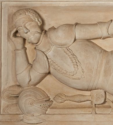 Zdjęcie nr 1: Nagrobek utworzony z dwóch położonych obok siebie płyt w formie leżącego prostokąta, w profilowanych, uszatych obramieniach z płaskorzeźbionymi, leżącymi postaciami Stanisława Lubomirskiego (po lewej) i Jakuba Lubomirskiego (po prawej). Postać po lewej leży na prawym boku, z ręką ugiętą i podpierającą głowę, zaś lewą ułożoną wzdłuż ciała, z buzdyganem w dłoni przyozdobionej pierścieniem, z ugiętą lewą nogą. Jego twarz jest pociągła, nos wydatny, ale krótki, oczy zamknięte. Włosy ma krótkie, lekko kręcone. Ubrany jest w zbroję typu husarskiego, składającą się z napierśnika z dwoma folgami brzusznymi pod szyją zakończonego wysokim kołnierzem, z naramienników, nałokietników, z sześciofolgowych taszek, nakolanników, nagolenników i butów. Na piersi zawieszony ma łańcuch. Pod nim leży hełm z pióropuszem i długi miecz. W prawym, górnym rogu kartusz z owalnym wypukłym polem z godłem herbu Drużyna i syglami w polu &quot;S&quot; i &quot;L&quot;. Nad nim kamienna tablica. 
Na prawej płycie ukazano Jakuba Lubomirskiego, leżącego na lewym boku, na ugiętej, lewej ręce i prawej ułożonej wzdłuż ciała, z księgą pod dłonią. Jego twarz jest pociągła, nos krótki, oczy zamknięte. Twarz okala długa, falista broda i wąsy, na głowie włosy sięgające uszu. Postać jest ubrana w albę i komżę. Nad płytą kamienna tablica z inskrypcją: „FVNEBRE CARME(NI) INTVMVLO REVE(REN)/DI D(OMI)NI IACOBI LVBOMIERSKI IMPRIME(N)DV(M). 
Nagrobek wieńczy czteropolowy kartusz z herbami: Drużyna, Odrowąż (Ogończyk), Warnia (Rak) i Gryf. Nad kartuszem hełm z koroną z zawieszonym u szyi krzyżem kawalerskim i ujęty labrami. 
