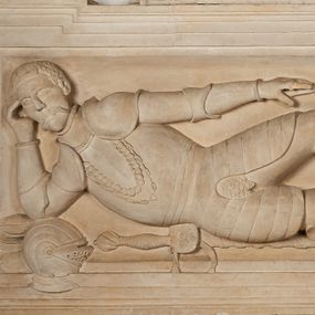 Zdjęcie nr 1: Nagrobek utworzony z dwóch położonych obok siebie płyt w formie leżącego prostokąta, w profilowanych, uszatych obramieniach z płaskorzeźbionymi, leżącymi postaciami Stanisława Lubomirskiego (po lewej) i Jakuba Lubomirskiego (po prawej). Postać po lewej leży na prawym boku, z ręką ugiętą i podpierającą głowę, zaś lewą ułożoną wzdłuż ciała, z buzdyganem w dłoni przyozdobionej pierścieniem, z ugiętą lewą nogą. Jego twarz jest pociągła, nos wydatny, ale krótki, oczy zamknięte. Włosy ma krótkie, lekko kręcone. Ubrany jest w zbroję typu husarskiego, składającą się z napierśnika z dwoma folgami brzusznymi pod szyją zakończonego wysokim kołnierzem, z naramienników, nałokietników, z sześciofolgowych taszek, nakolanników, nagolenników i butów. Na piersi zawieszony ma łańcuch. Pod nim leży hełm z pióropuszem i długi miecz. W prawym, górnym rogu kartusz z owalnym wypukłym polem z godłem herbu Drużyna i syglami w polu "S" i "L". Nad nim kamienna tablica. 
Na prawej płycie ukazano Jakuba Lubomirskiego, leżącego na lewym boku, na ugiętej, lewej ręce i prawej ułożonej wzdłuż ciała, z księgą pod dłonią. Jego twarz jest pociągła, nos krótki, oczy zamknięte. Twarz okala długa, falista broda i wąsy, na głowie włosy sięgające uszu. Postać jest ubrana w albę i komżę. Nad płytą kamienna tablica z inskrypcją: „FVNEBRE CARME(NI) INTVMVLO REVE(REN)/DI D(OMI)NI IACOBI LVBOMIERSKI IMPRIME(N)DV(M). 
Nagrobek wieńczy czteropolowy kartusz z herbami: Drużyna, Odrowąż (Ogończyk), Warnia (Rak) i Gryf. Nad kartuszem hełm z koroną z zawieszonym u szyi krzyżem kawalerskim i ujęty labrami. 
